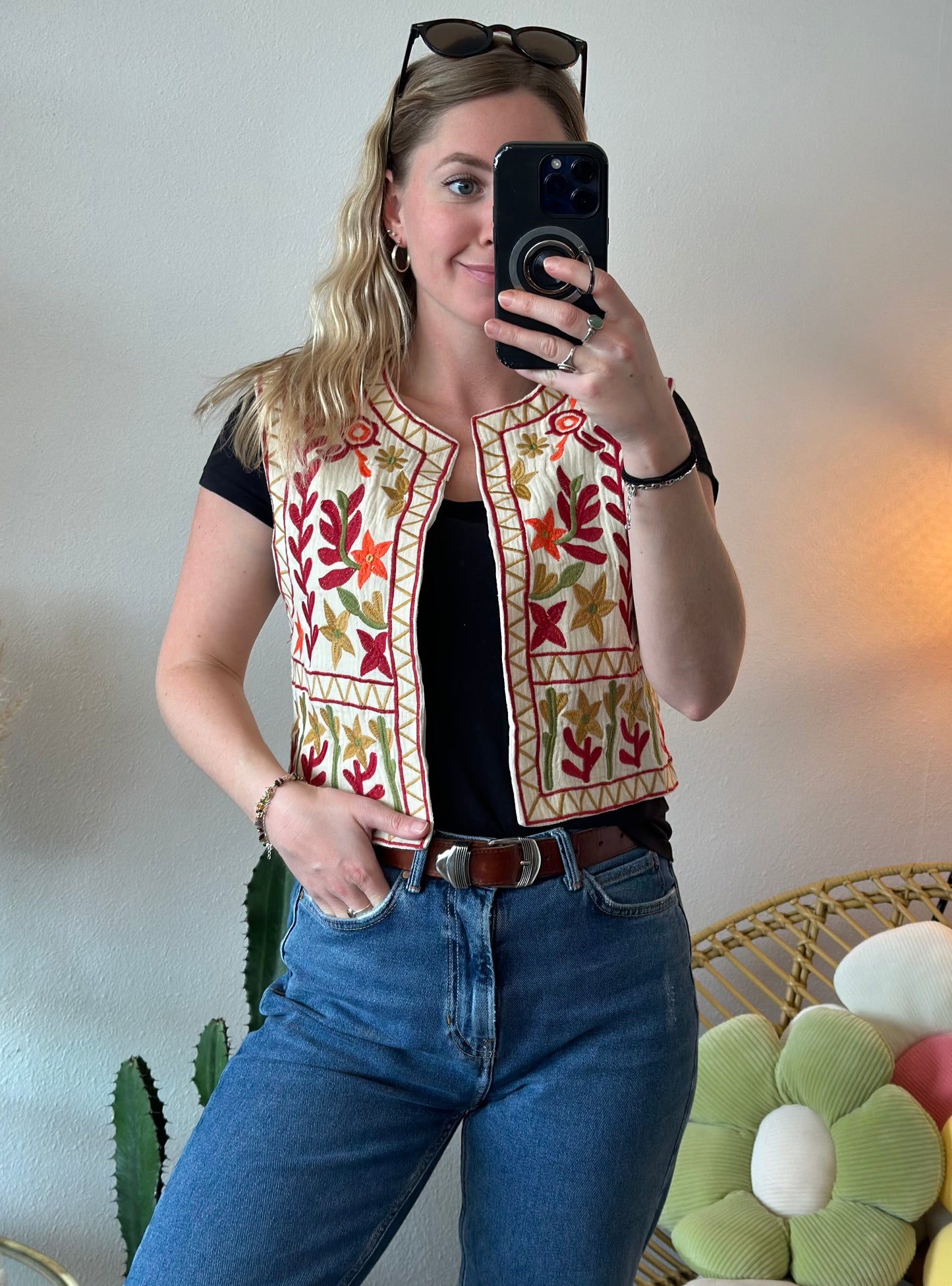 Gilet sans manches façon gaze de coton brodé de fleurs colorées, T.36