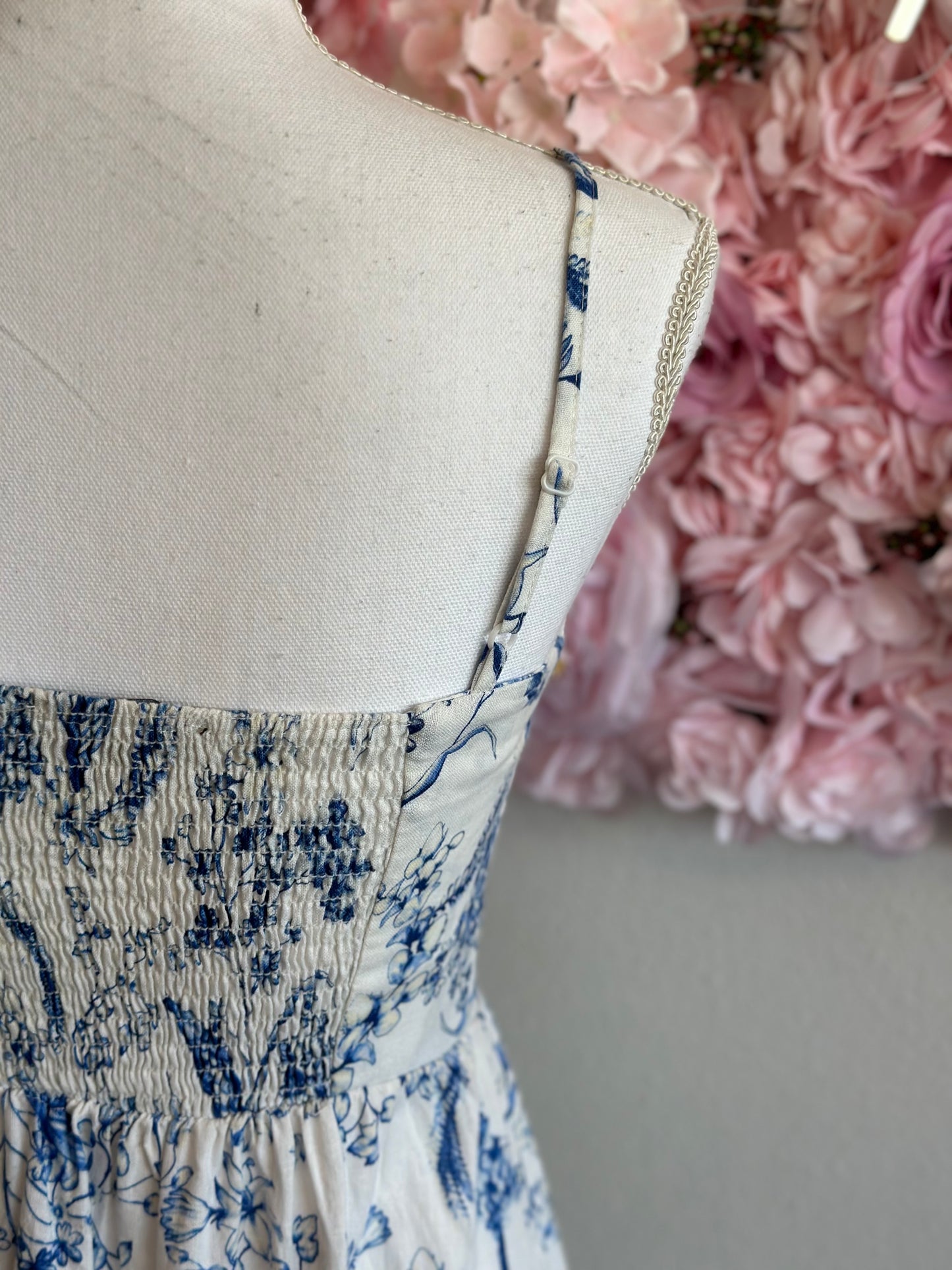 Robe d'été blanche en lin, motifs Jouy fleuris bleu clair, T.36