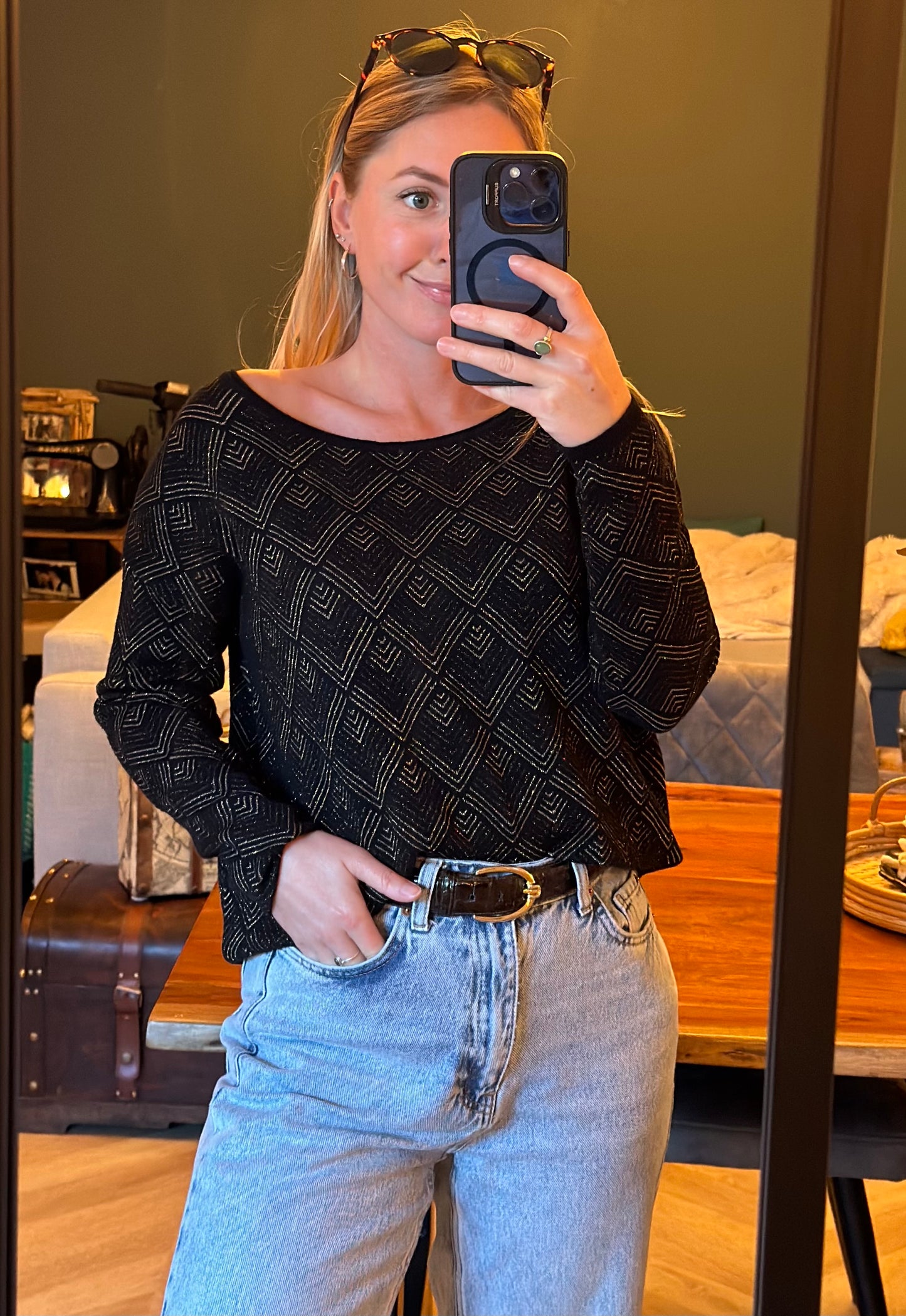 Pull noir à motifs dorés T.40