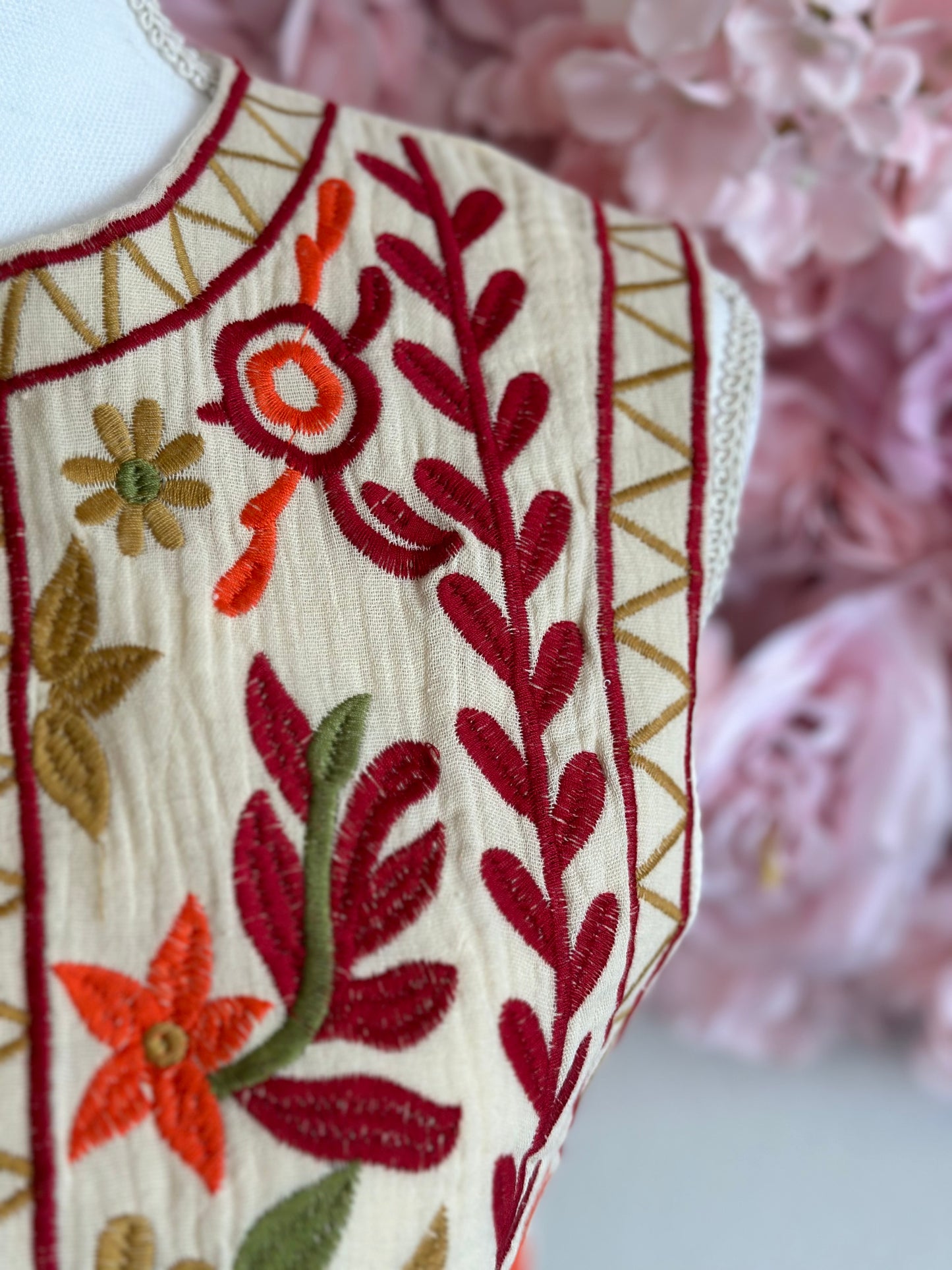 Gilet sans manches façon gaze de coton brodé de fleurs colorées, T.36