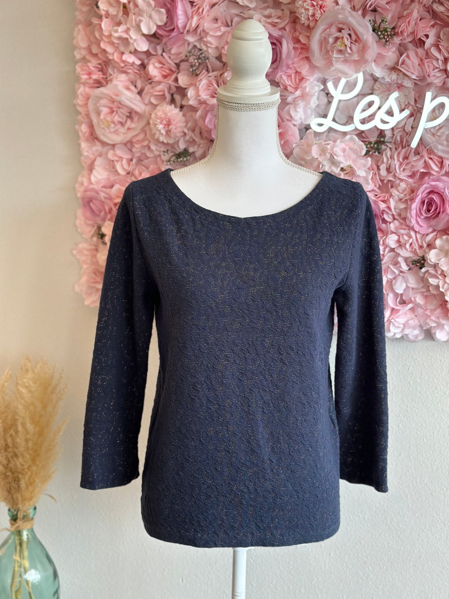 Petit pull bleu à motifs en relief avec fils argentés, T.34