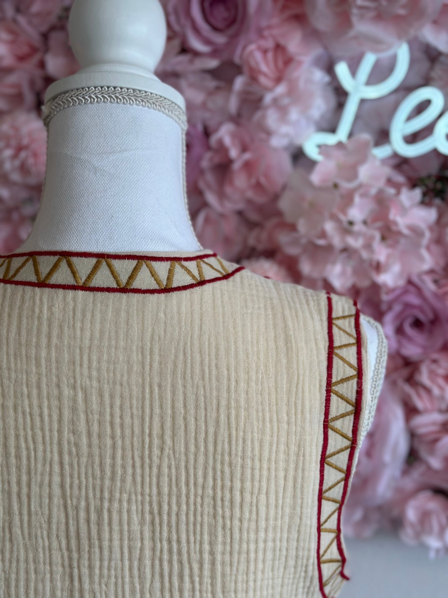 Gilet sans manches façon gaze de coton brodé de fleurs colorées, T.36