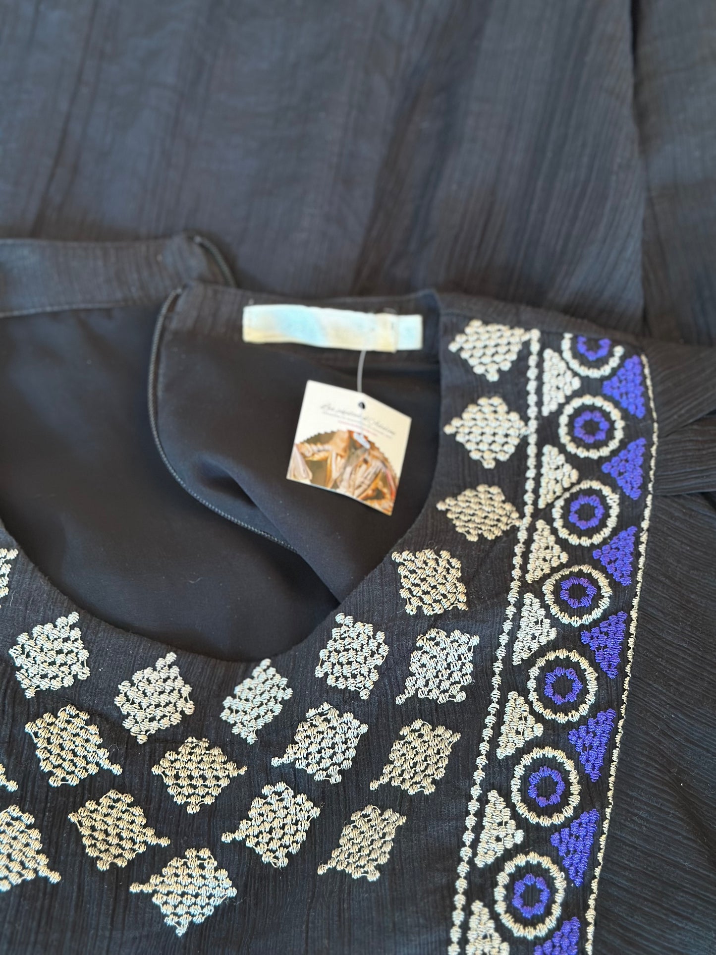 Robe noire brodée T.38