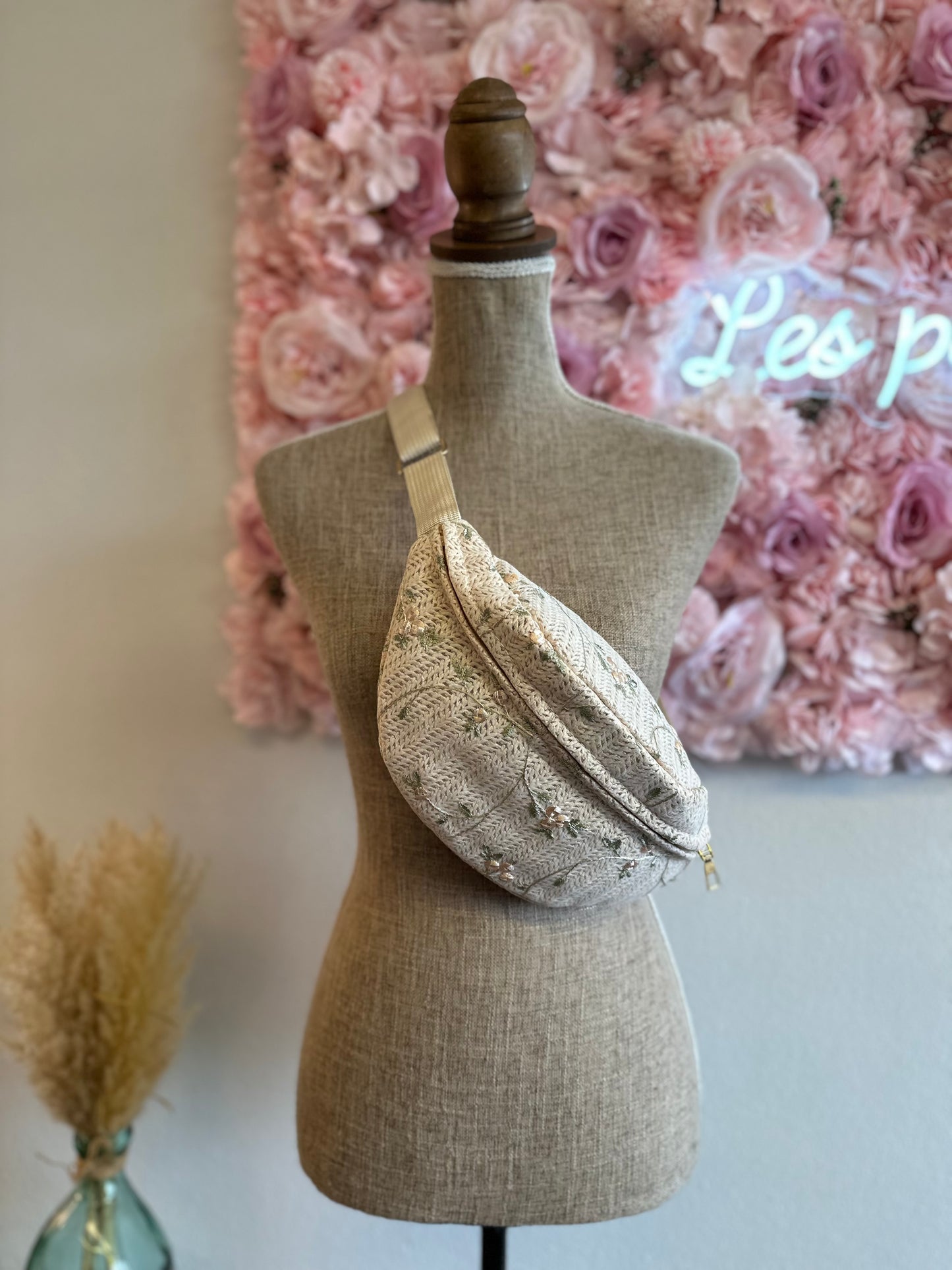 Banane beige crème brodée de fleurs