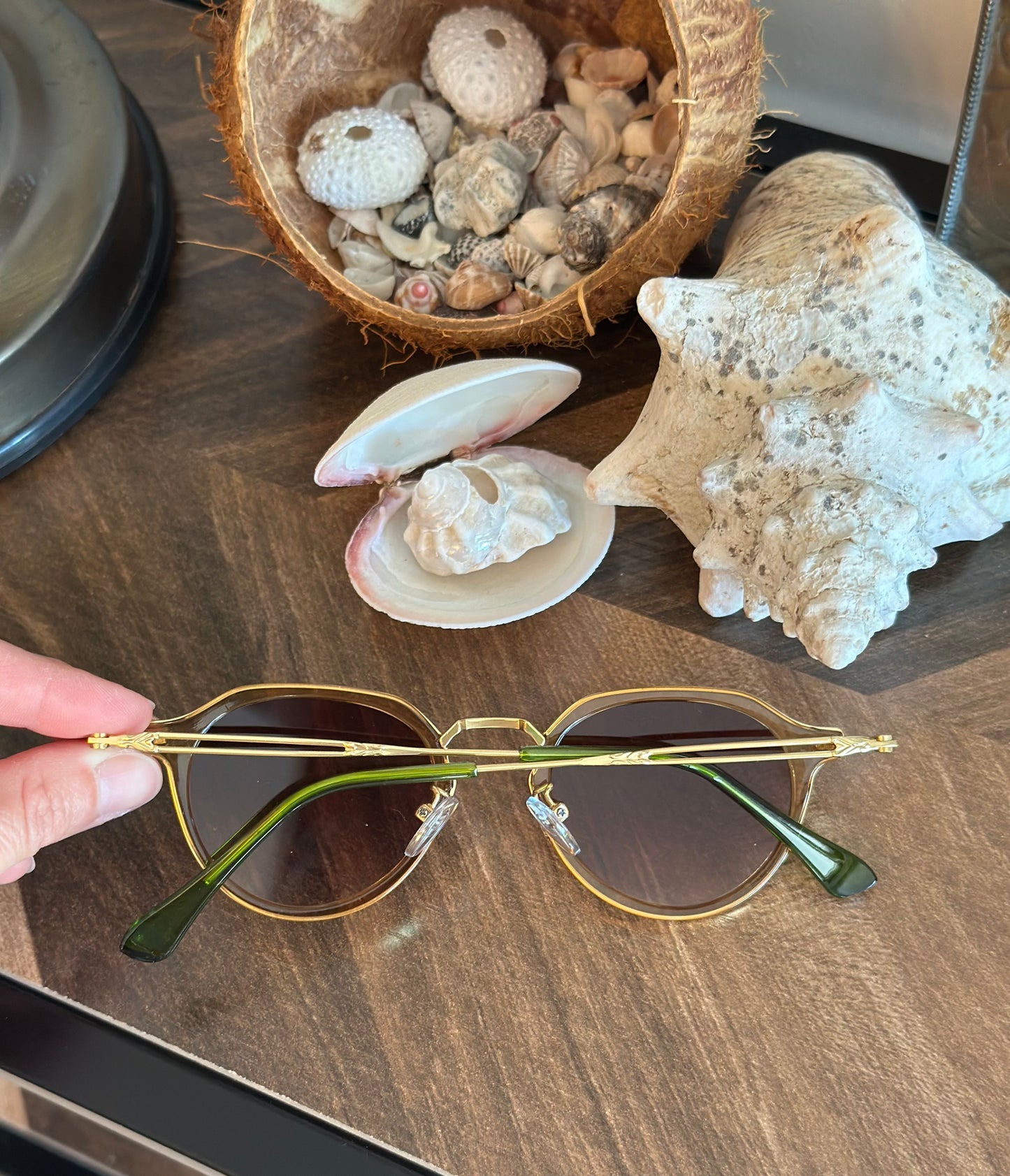 Lunettes de soleil unisexe neuves – monture dorée et branches vertes