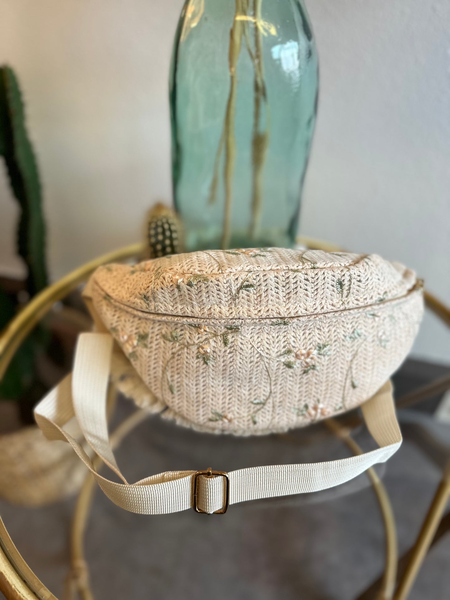 Banane beige crème brodée de fleurs