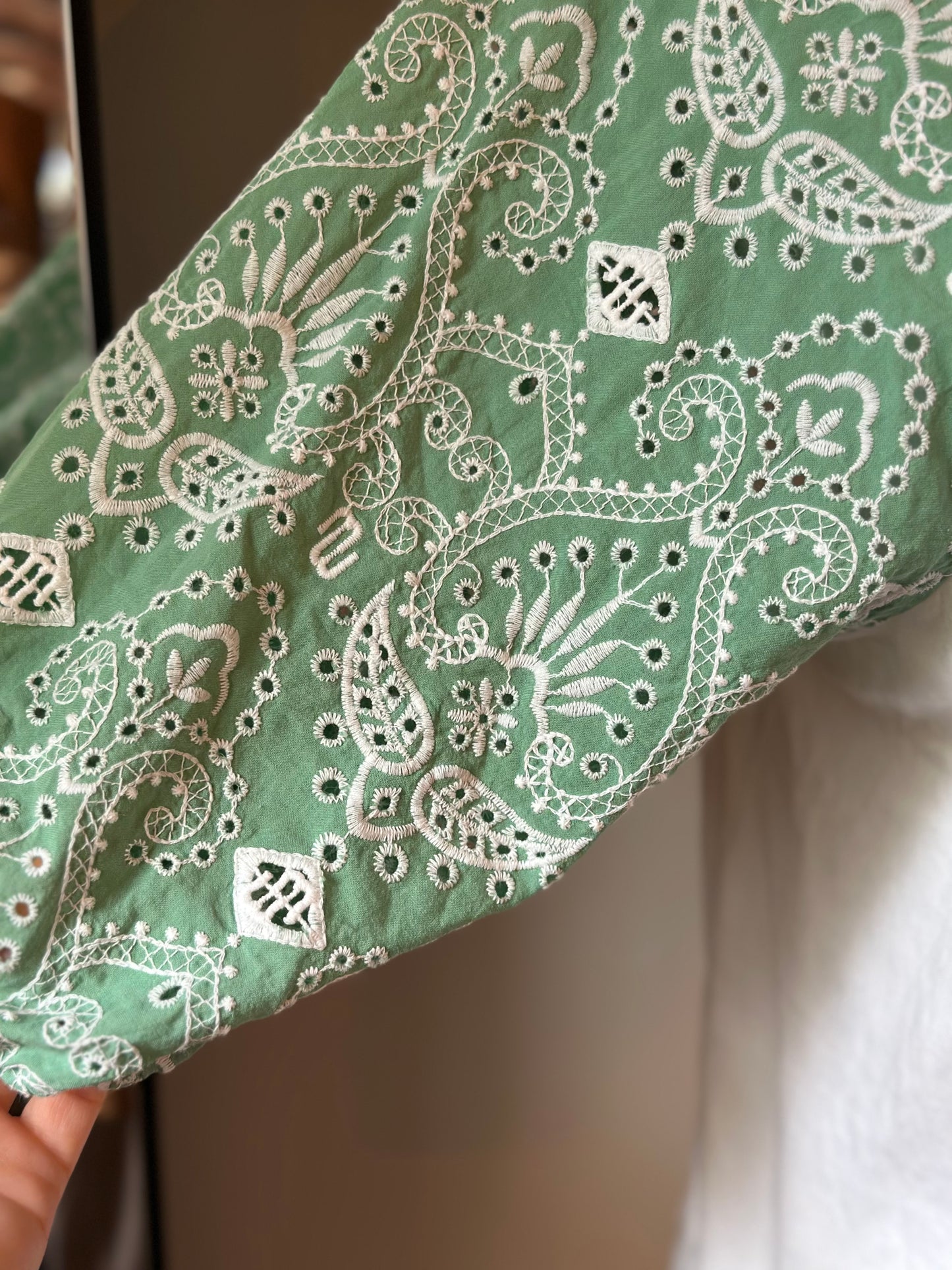 T-shirt manches bouffantes broderie vert T.36/38
