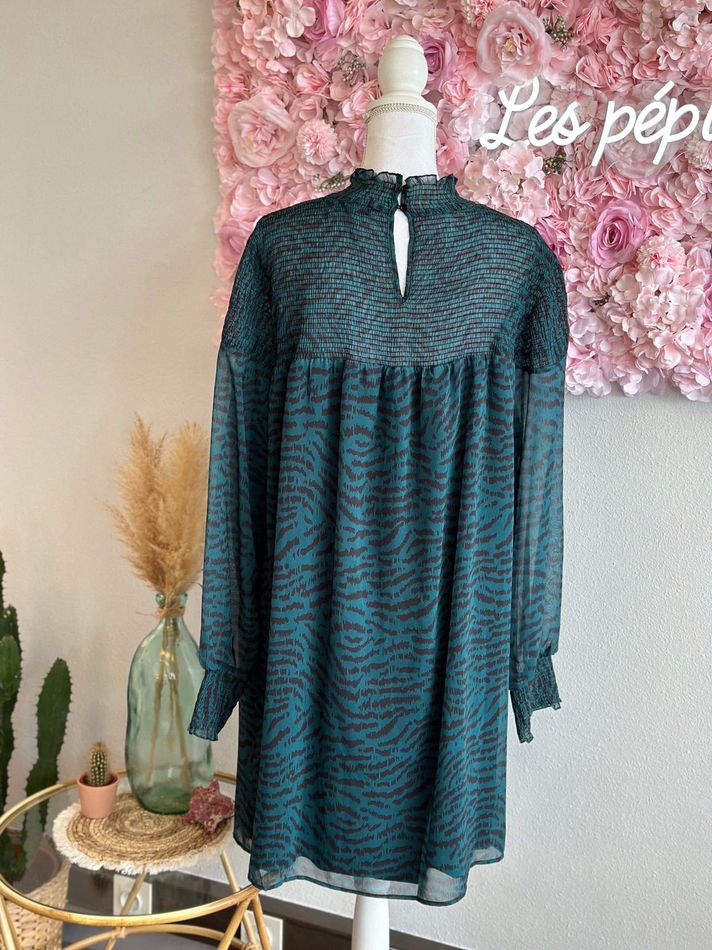 Robe fluide verte et noire à motifs neuve T.42