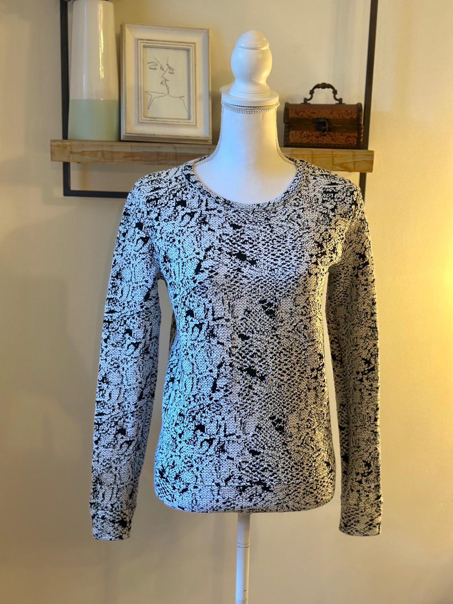Pull imprimé abstrait noir et écru T.35