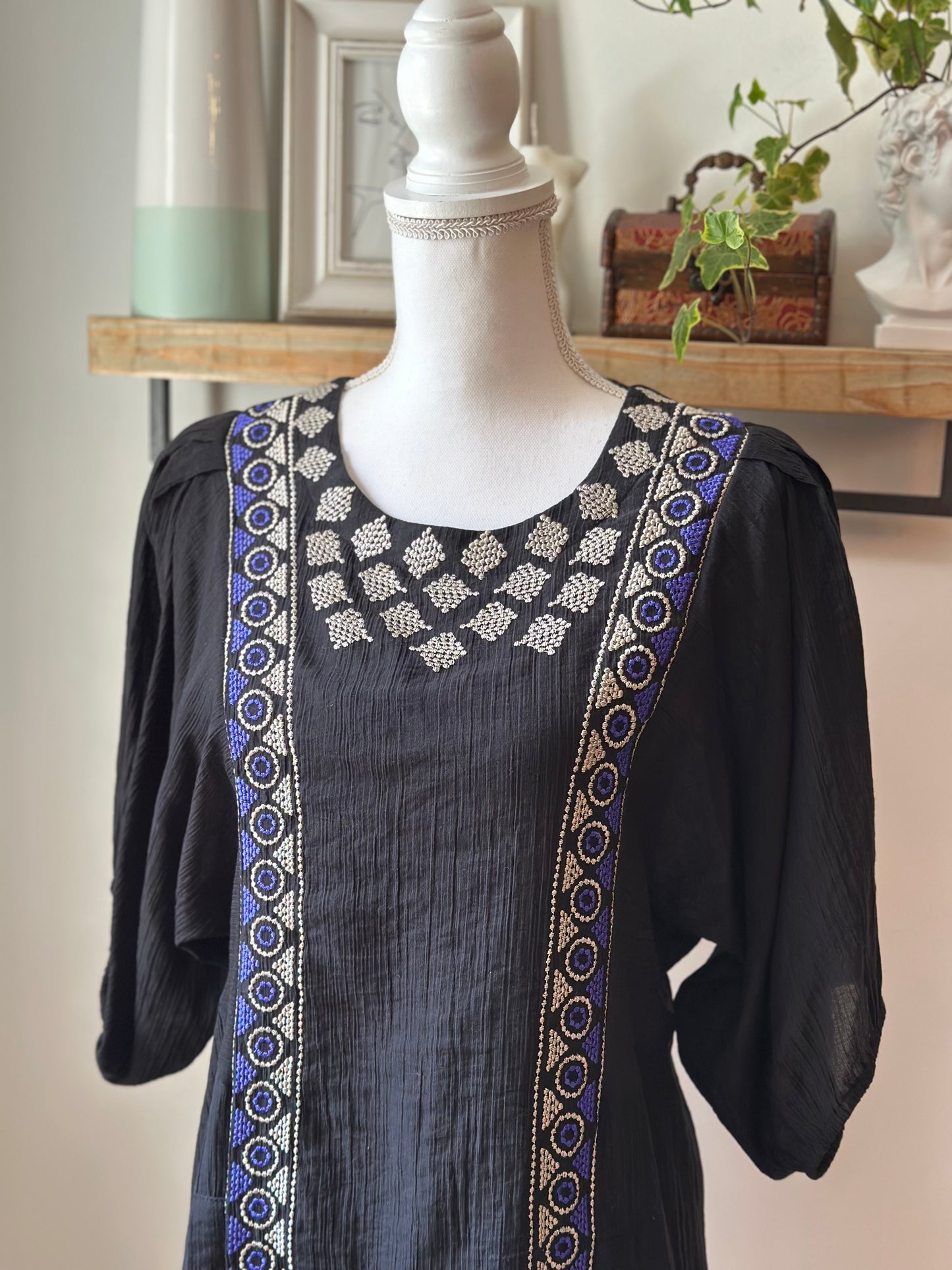 Robe noire brodée T.38
