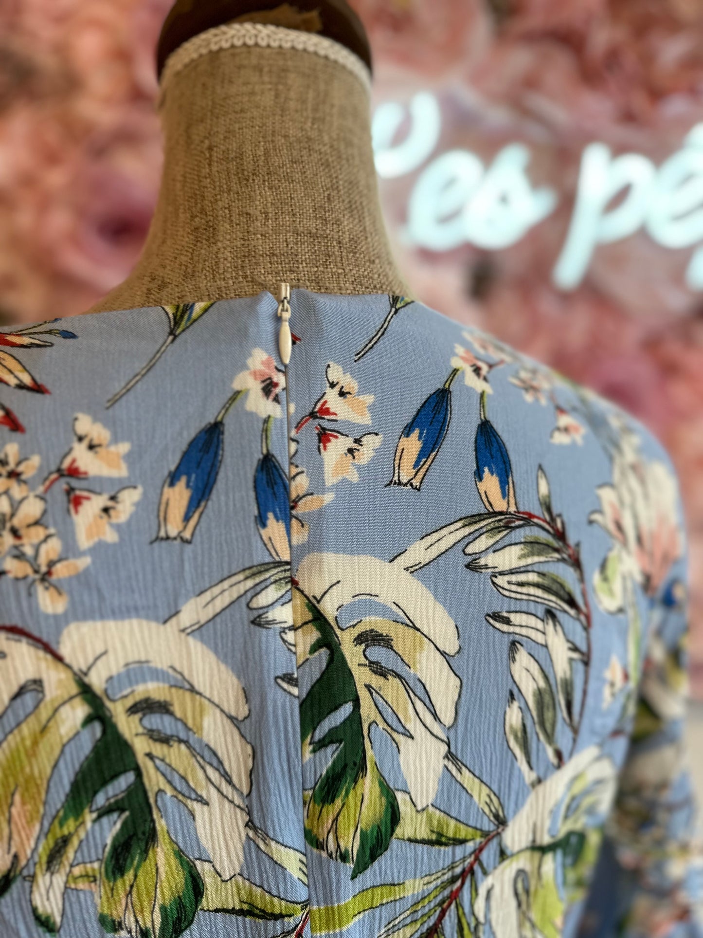 Robe bleu clair à motifs fleuris T.42