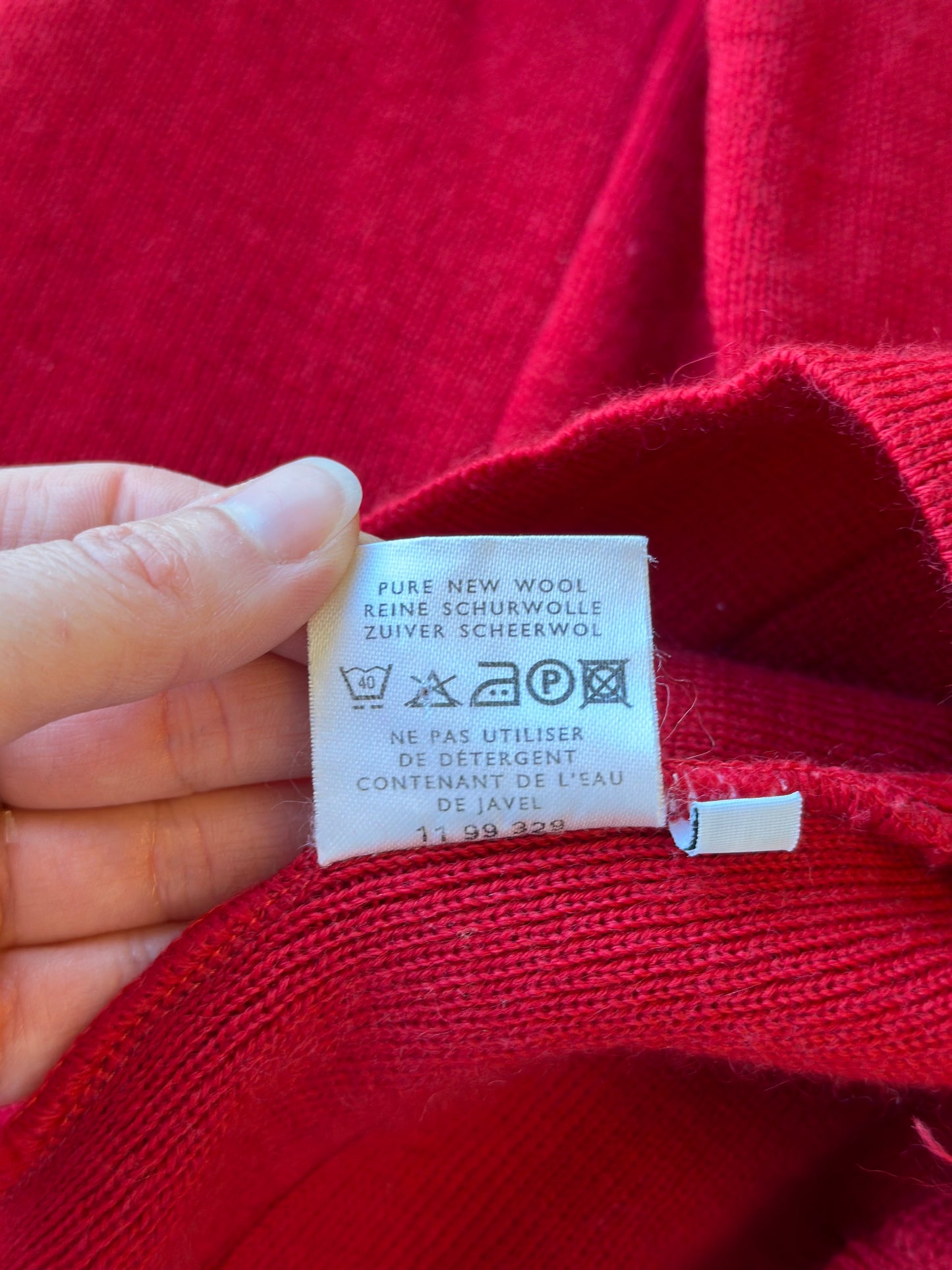 Cardigan en laine rouge, boutons dorés, modèle vintage T.U