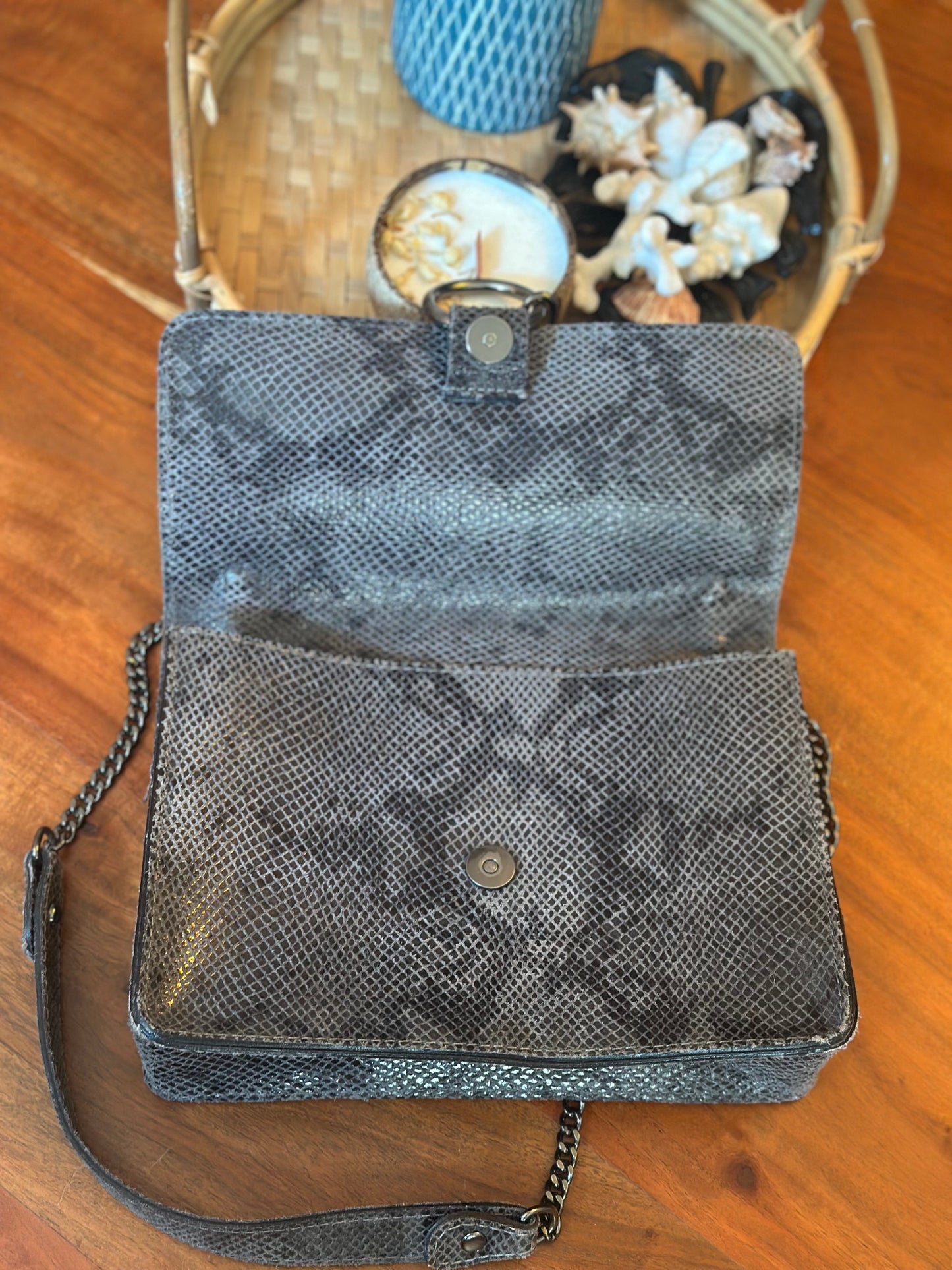 Sac en cuir imprimé python noir et gris – Chaîne métal ajustable