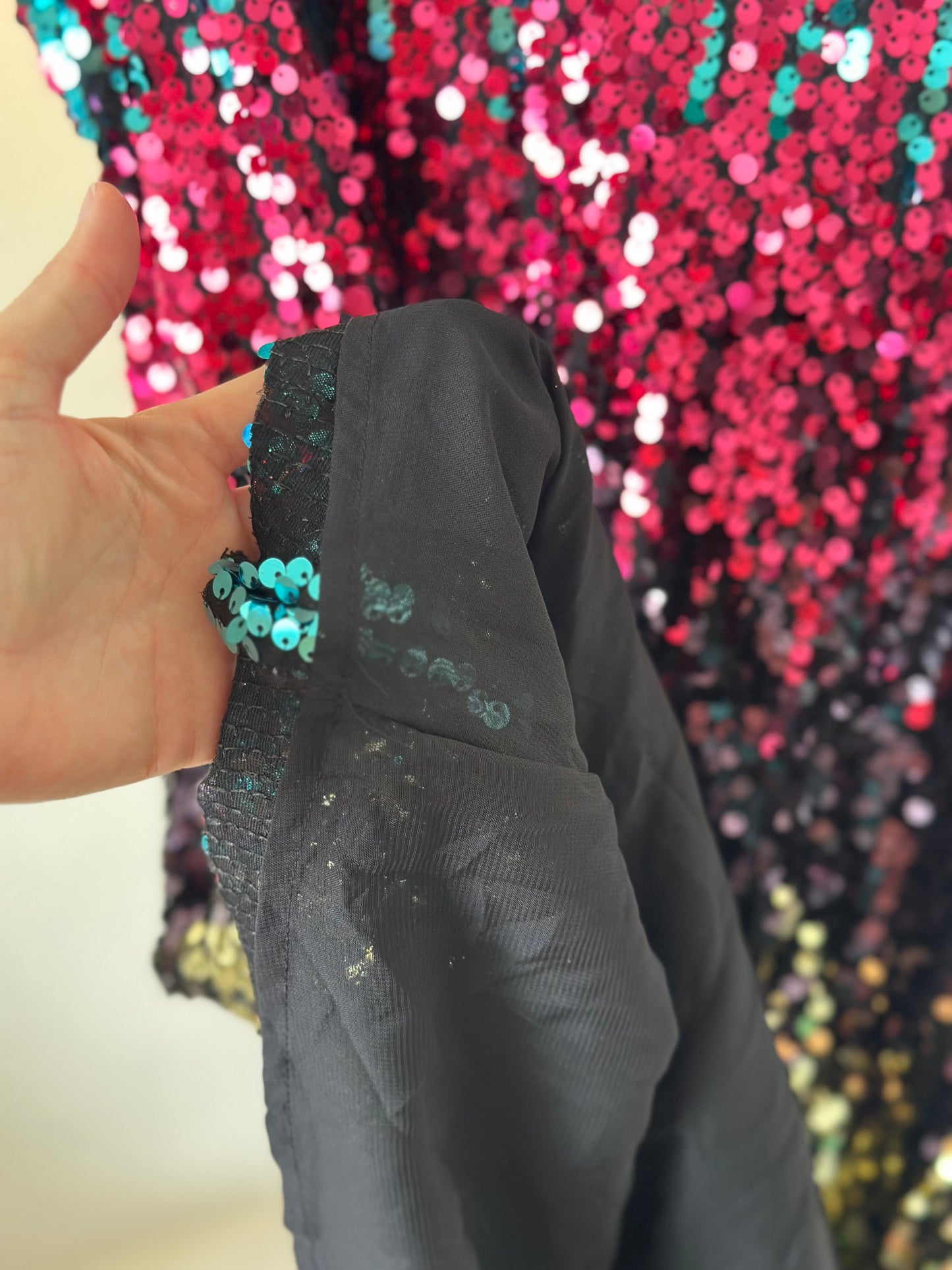 Robe noire à fines bretelles brodée de sequins multicolores T.36/38