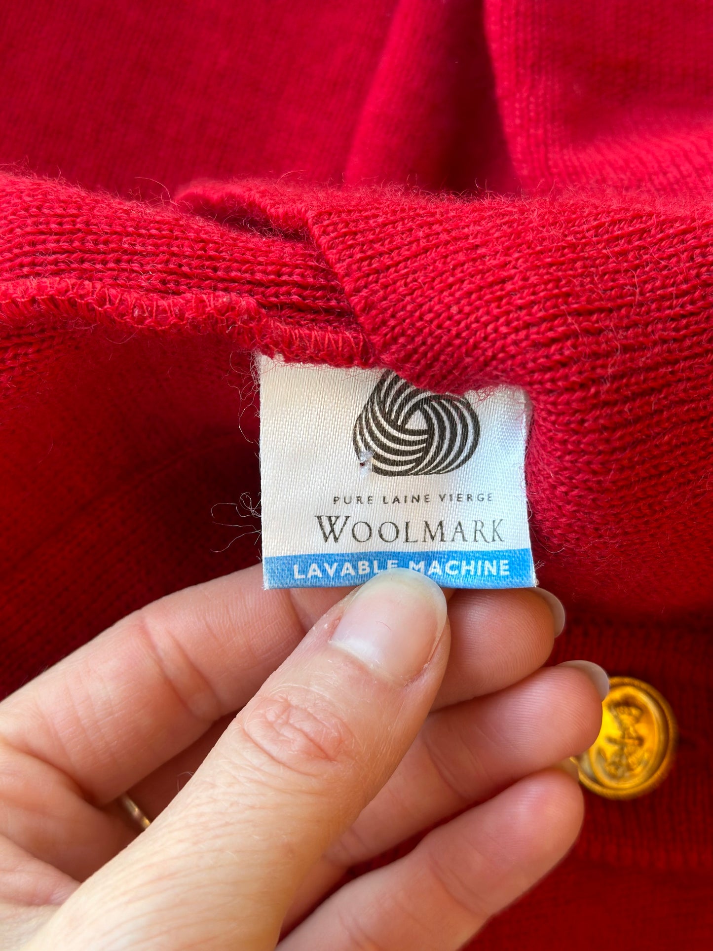 Cardigan en laine rouge, boutons dorés, modèle vintage T.U