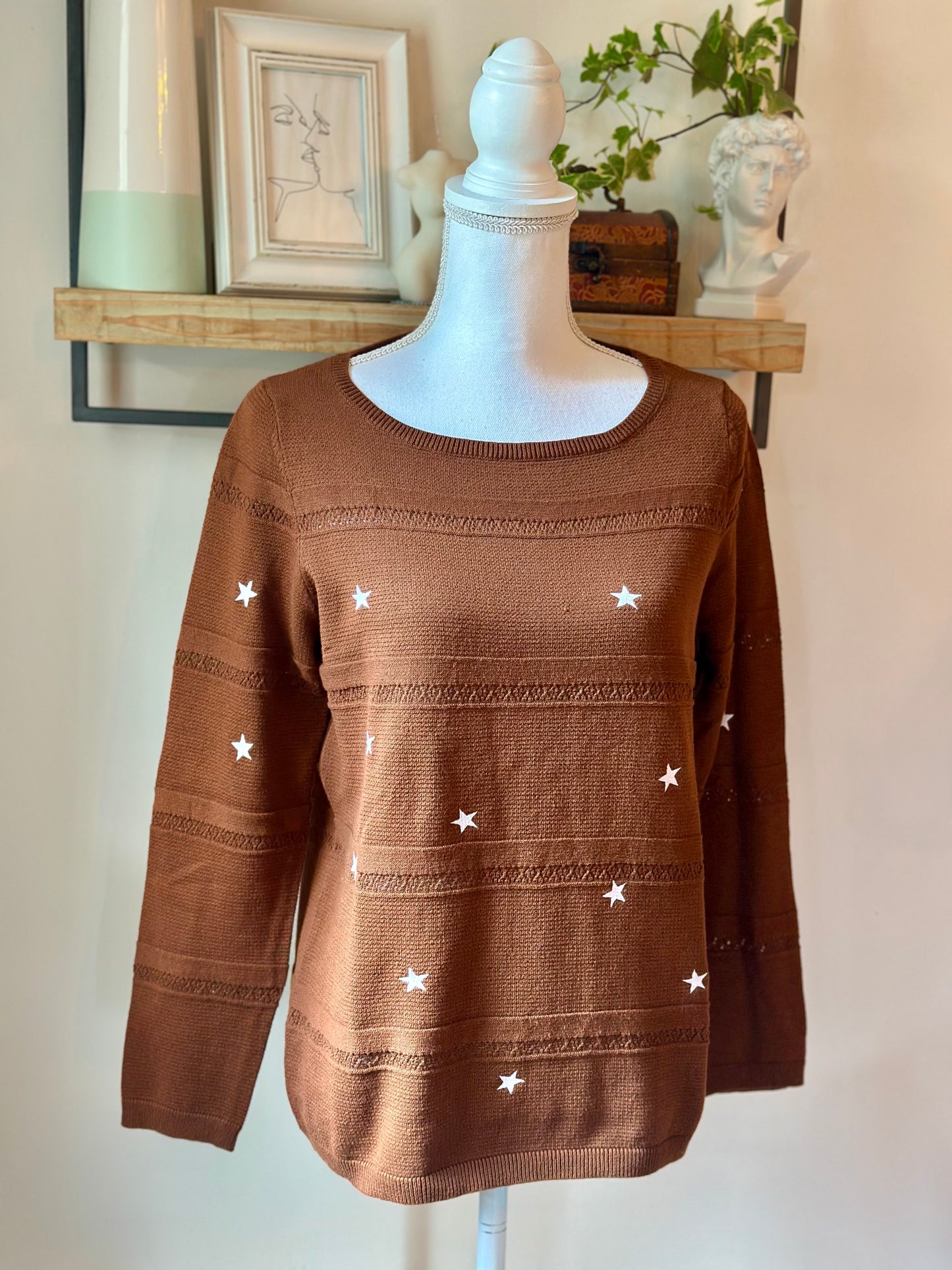 Pull marron, étoiles brodées T.38