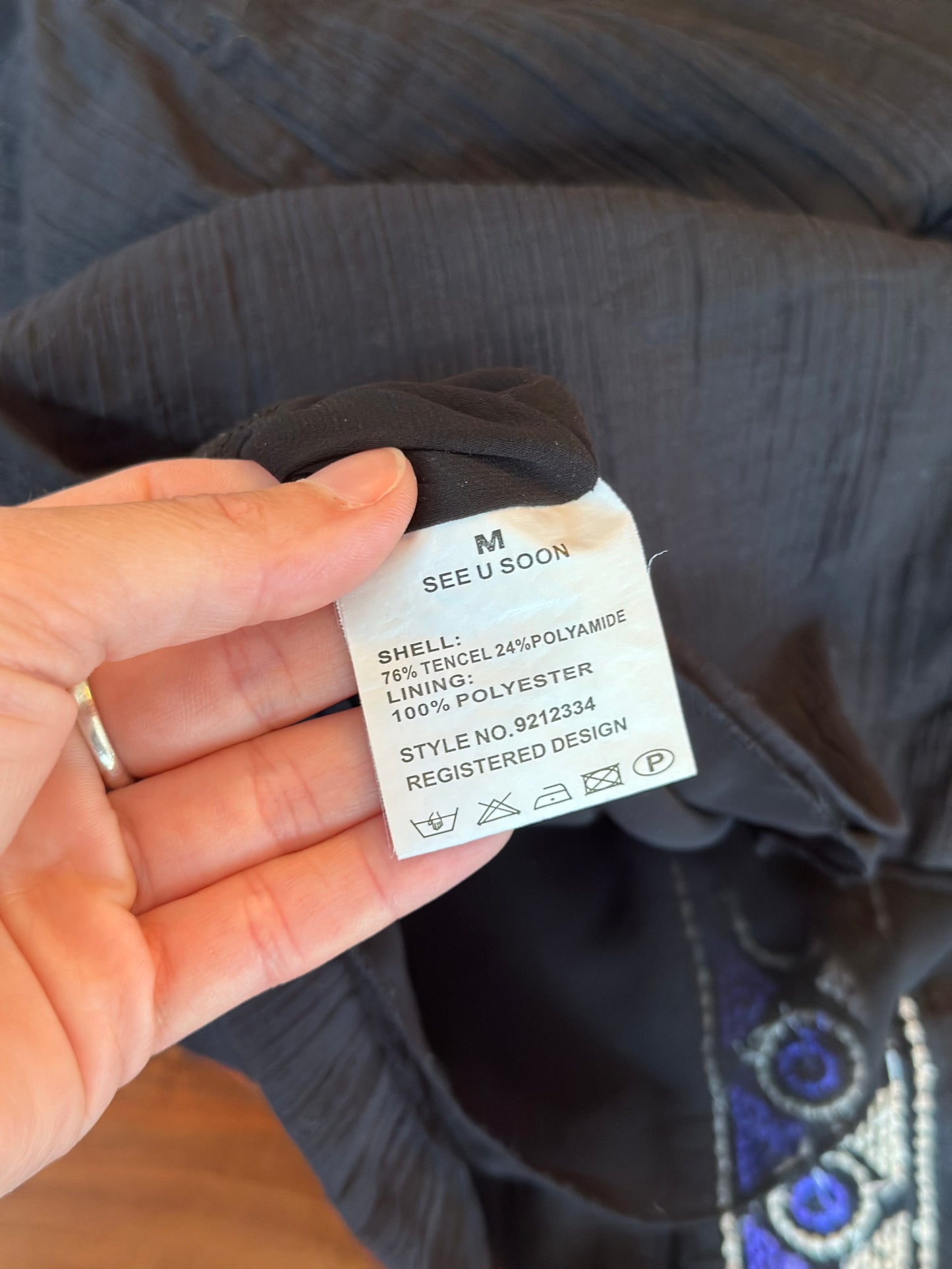 Robe noire brodée T.38