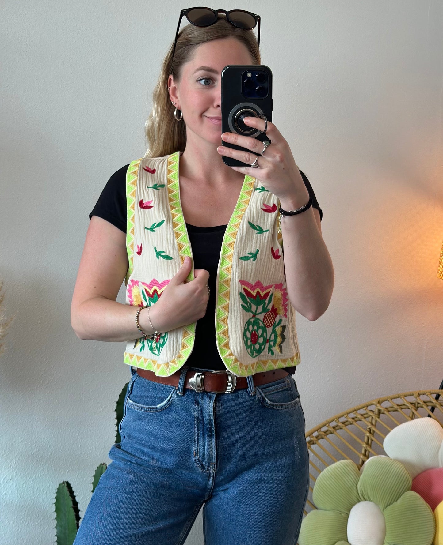 Gilet sans manches façon gaze de coton brodé de fleurs colorées, T.36/38
