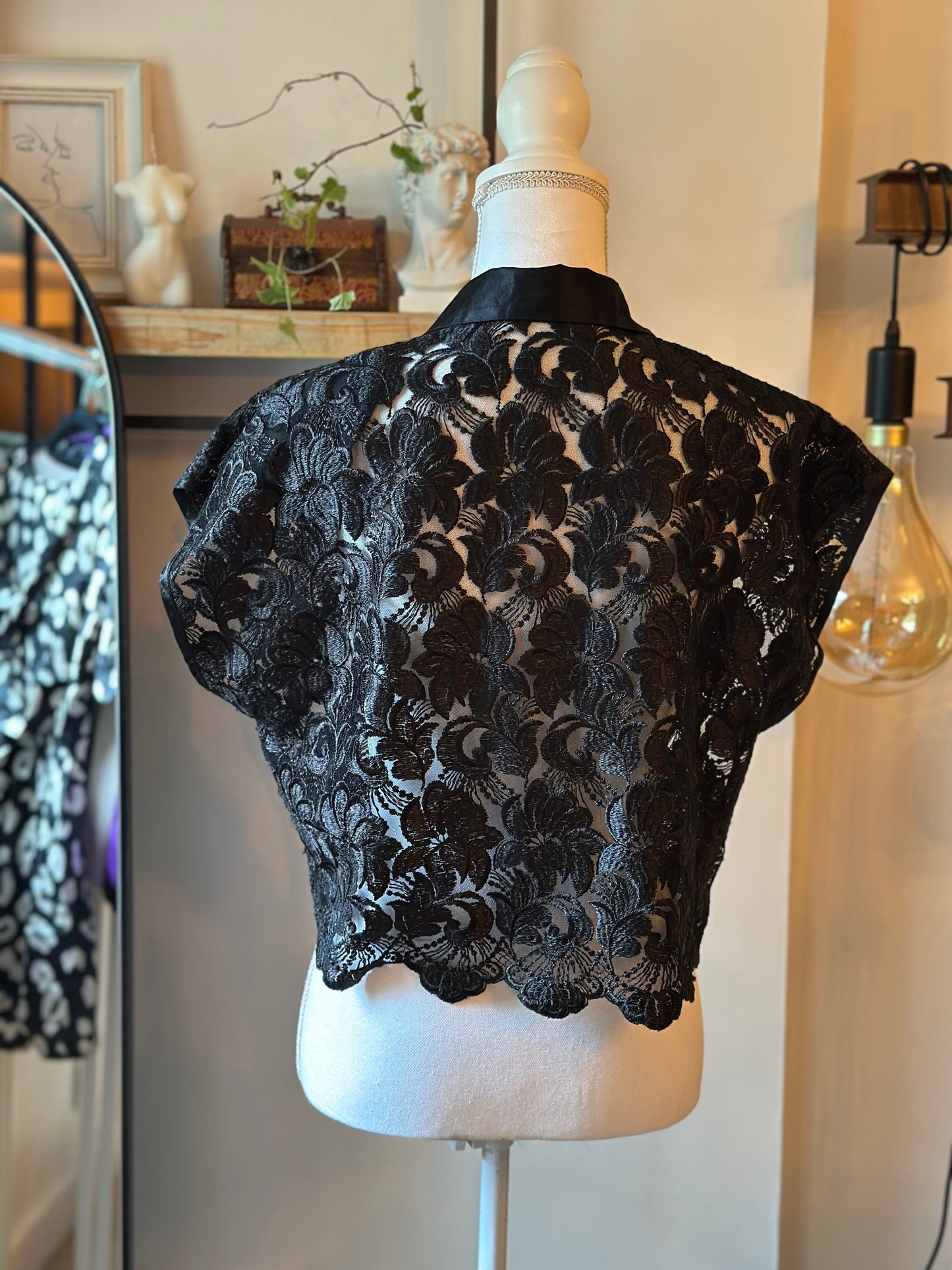 Blouse vintage noire en dentelle T.U (36 au 40)