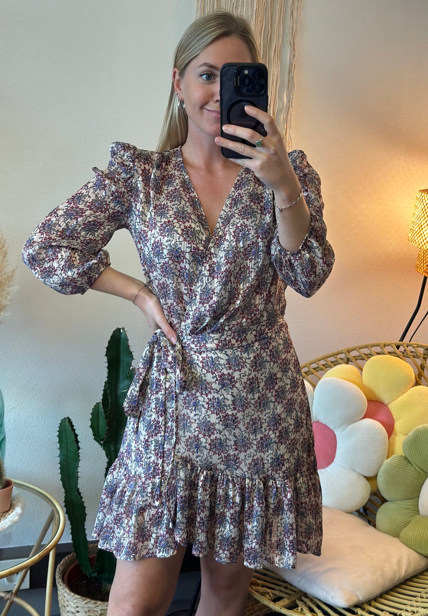 Belle robe coupe portefeuille à motifs fleuris T.36