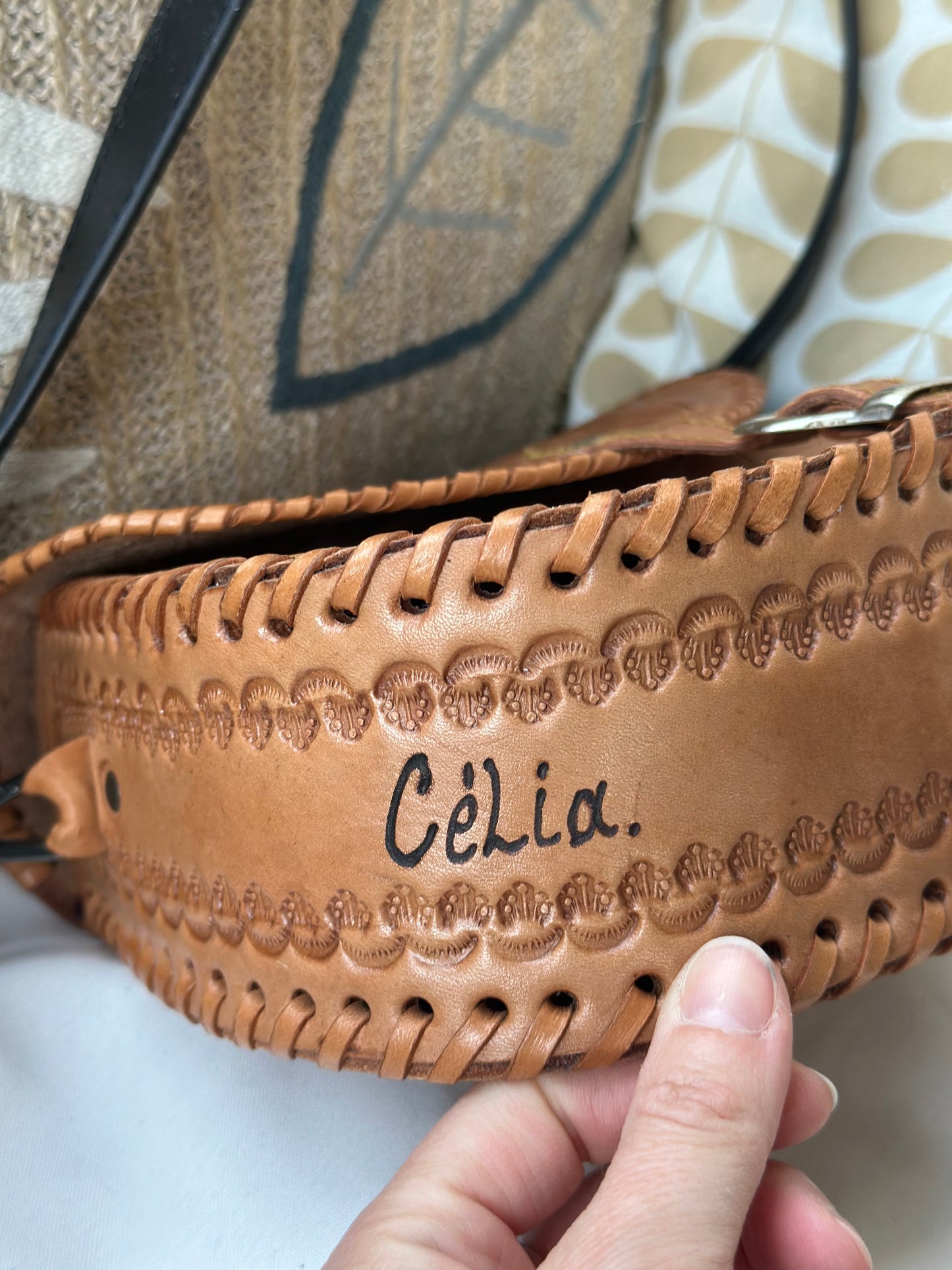 Sac bandoulière cuir artisanal camel gravé fleurs