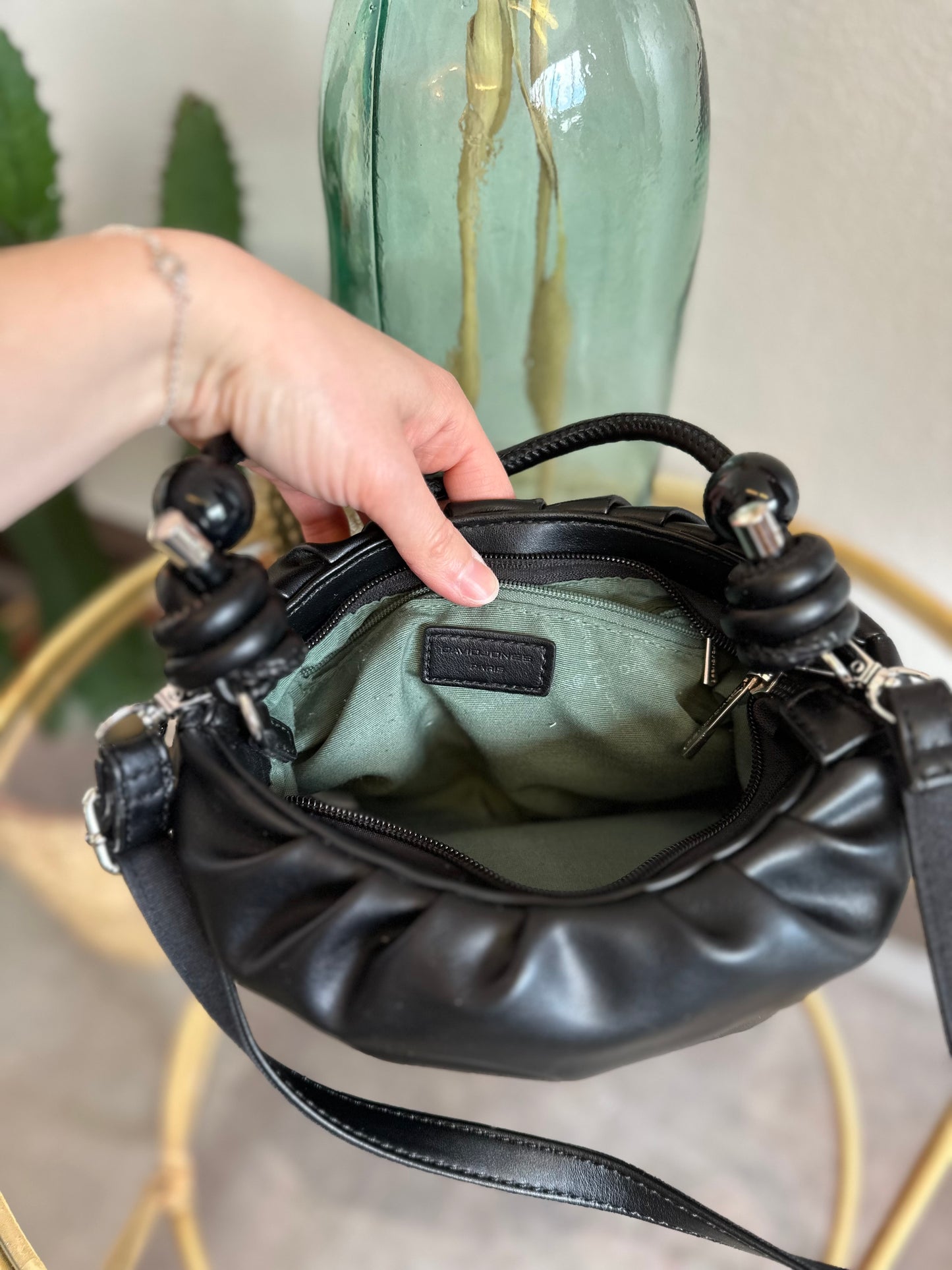 Petit sac bandoulière ou porté main en similicuir noir