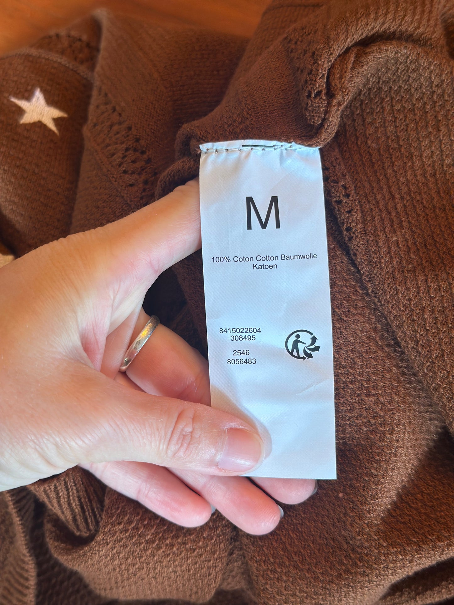 Pull marron, étoiles brodées T.38
