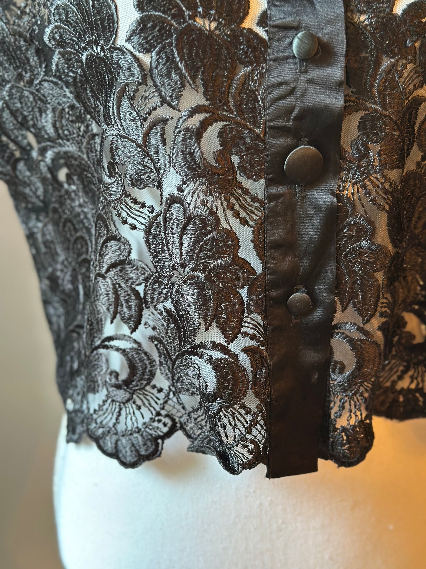 Blouse vintage noire en dentelle T.U (36 au 40)