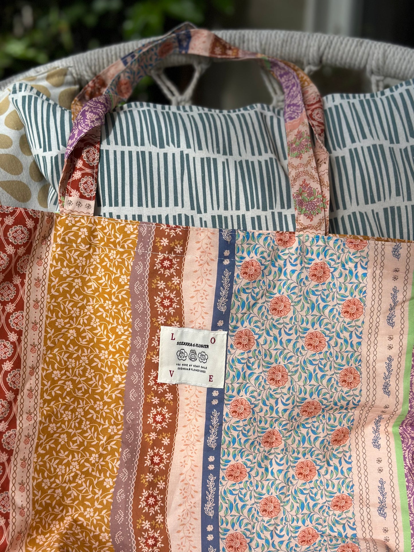 Joli sac cabas à motifs effet patchwork fleuri – Coton doux multicolore