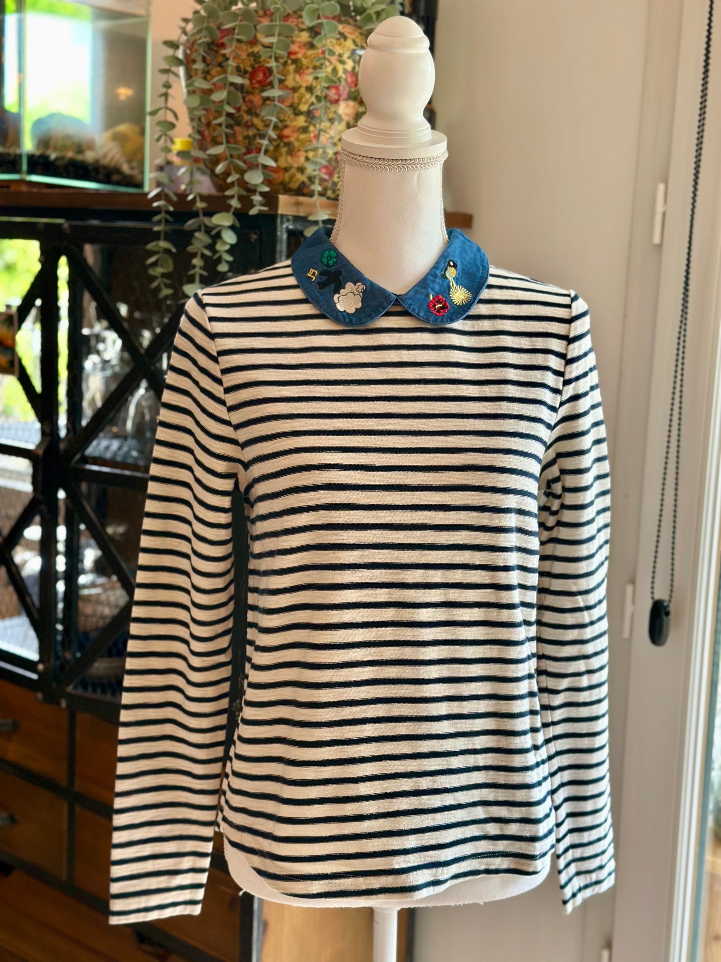 Petit pull léger marinière avec col Claudine brodé T.38