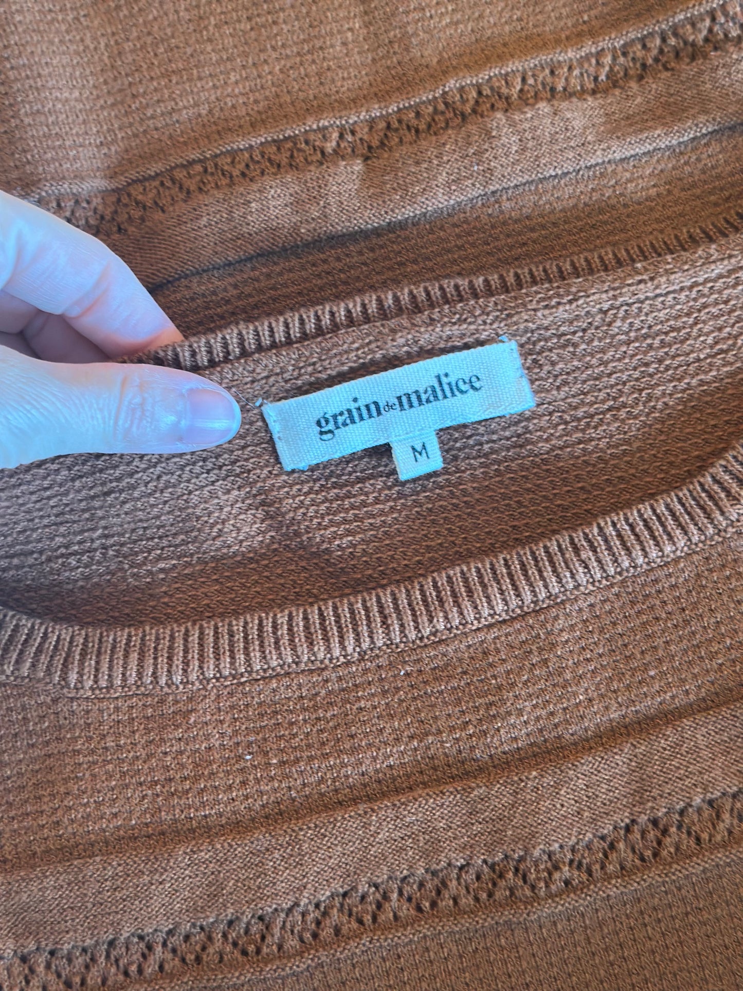 Pull marron, étoiles brodées T.38