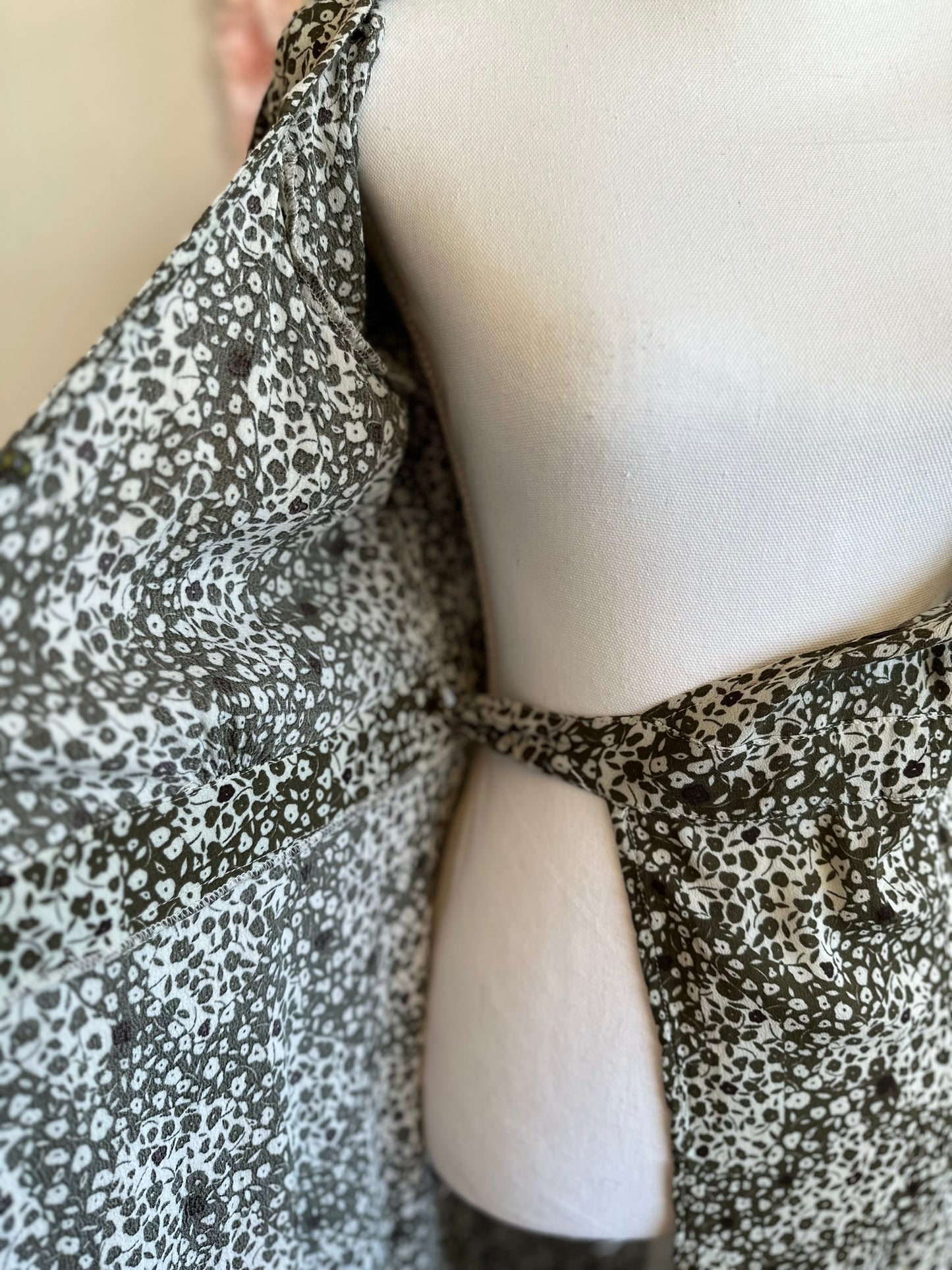 Robe longue portefeuille blanc kaki à motifs fleuris T.36