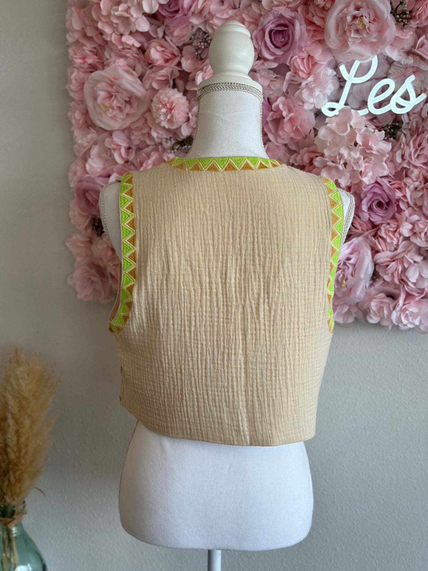 Gilet sans manches façon gaze de coton brodé de fleurs colorées, T.36/38