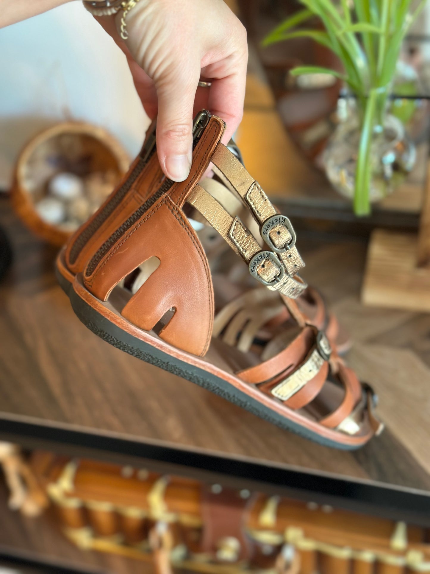 Sandales spartiates cuir camel et doré T.37