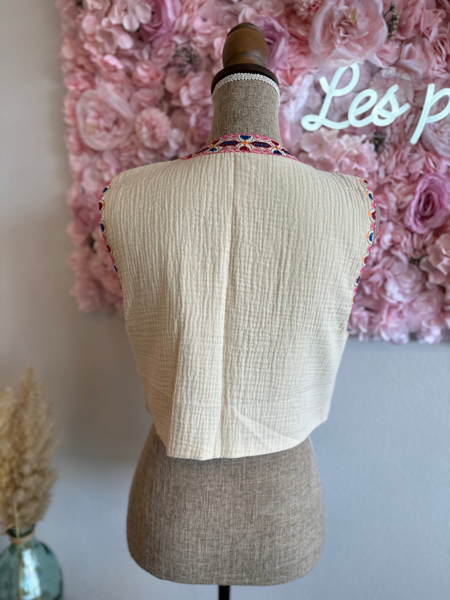 Gilet sans manches beige, broderies fleuries T.36