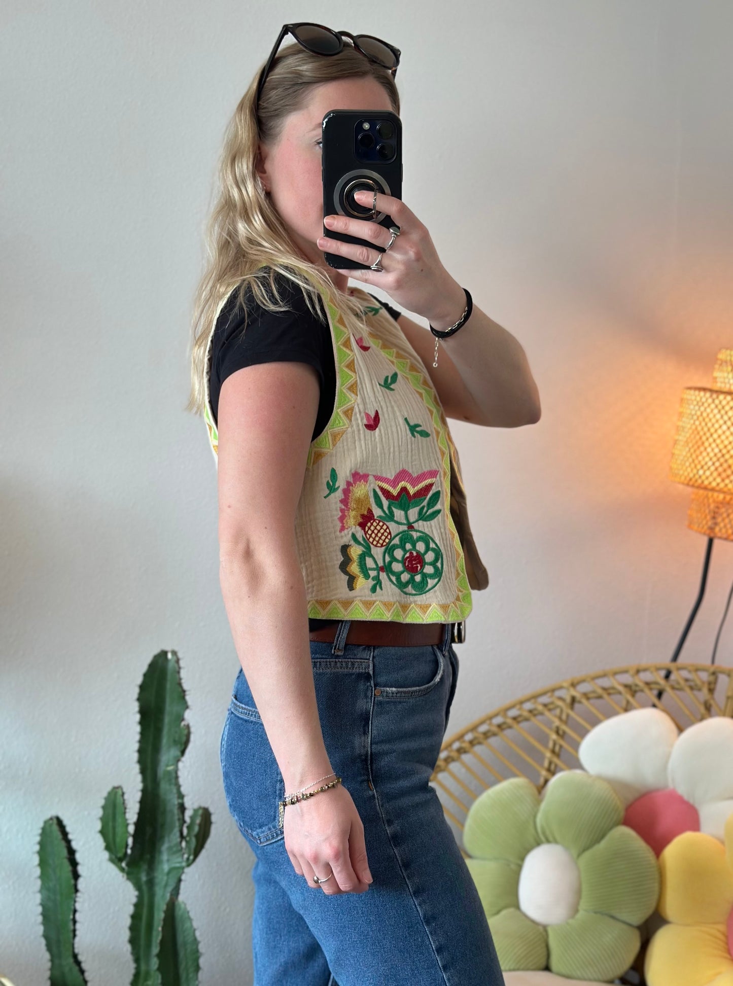 Gilet sans manches façon gaze de coton brodé de fleurs colorées, T.36/38