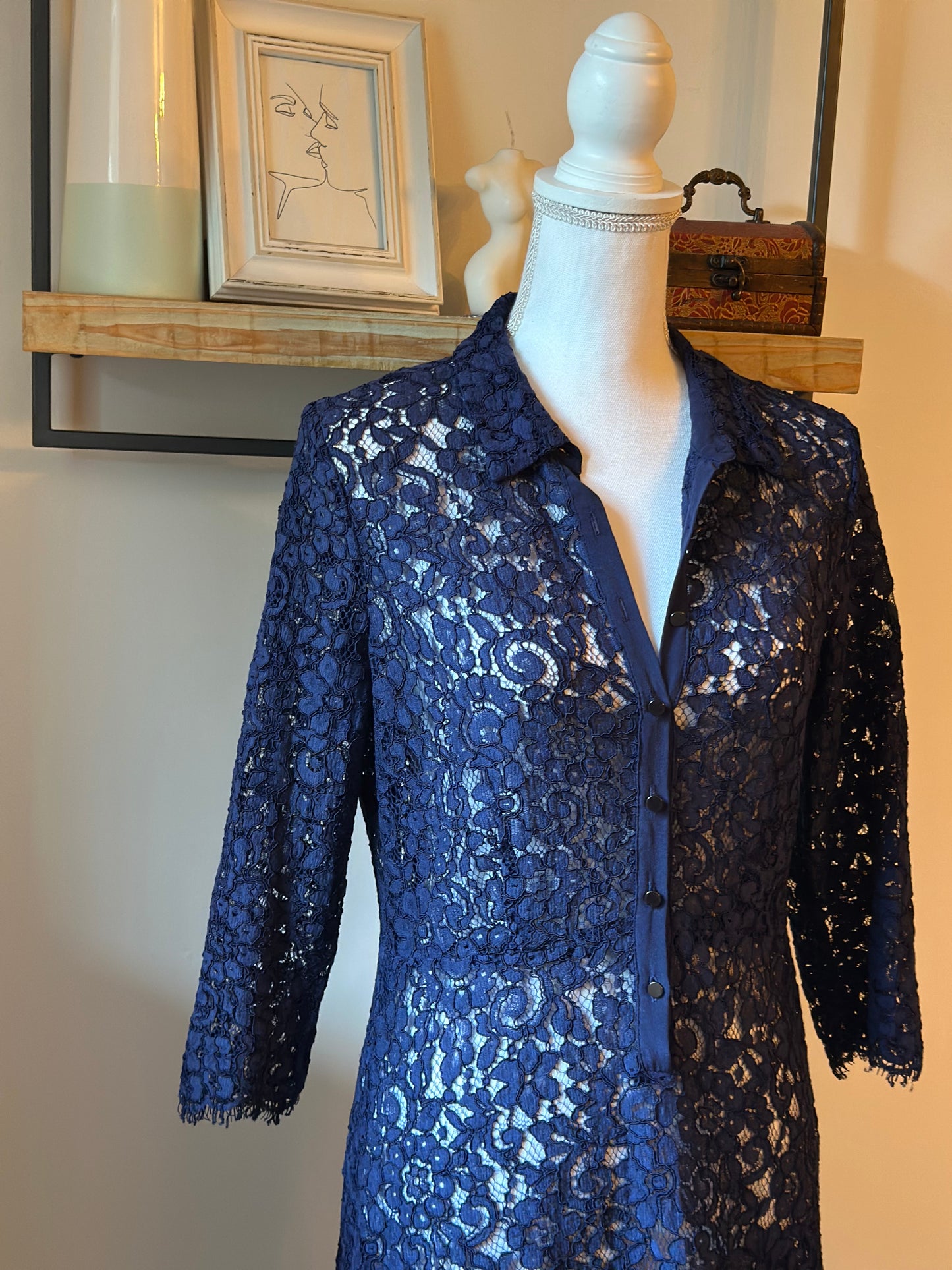 Robe en dentelle bleu marine T.40