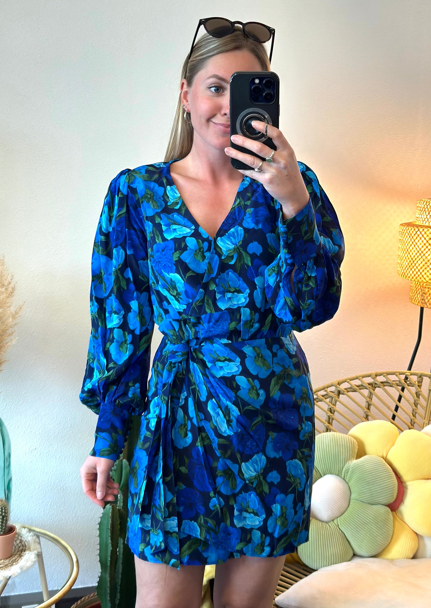 Robe « Dolce Vita » en soie coupe portefeuille motifs bleus fleuris T.34