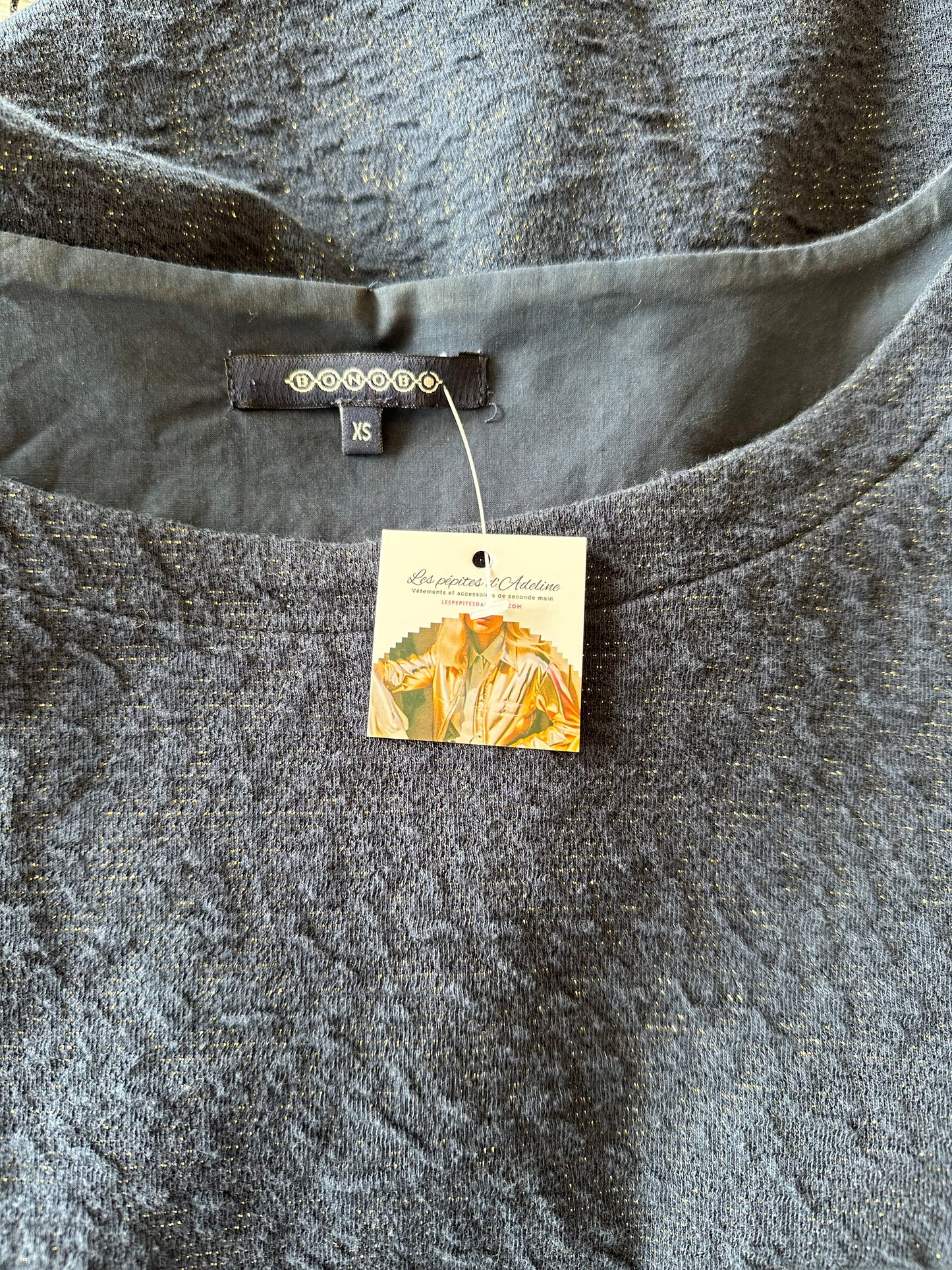 Petit pull bleu à motifs en relief avec fils argentés, T.34