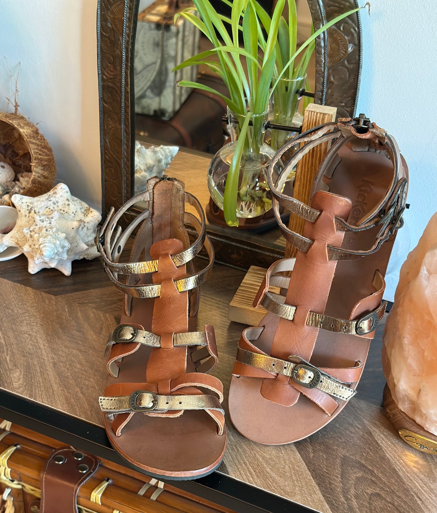 Sandales spartiates cuir camel et doré T.37