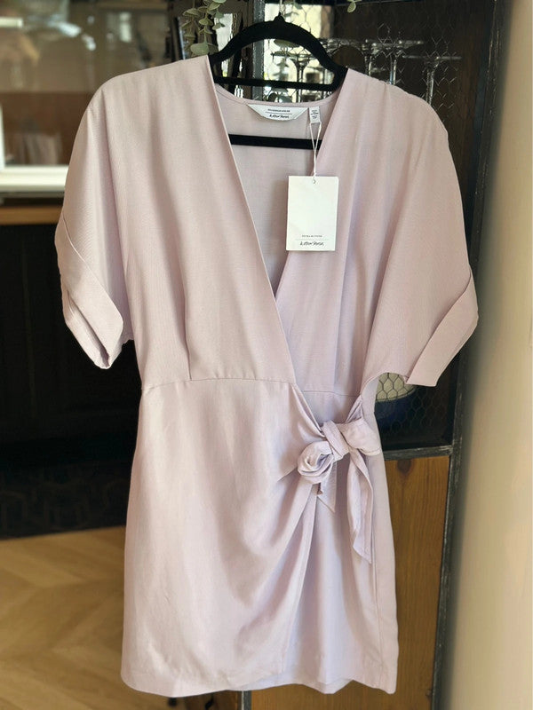 Robe portefeuille lilas pastel – Taille 34 – Neuve avec étiquette
