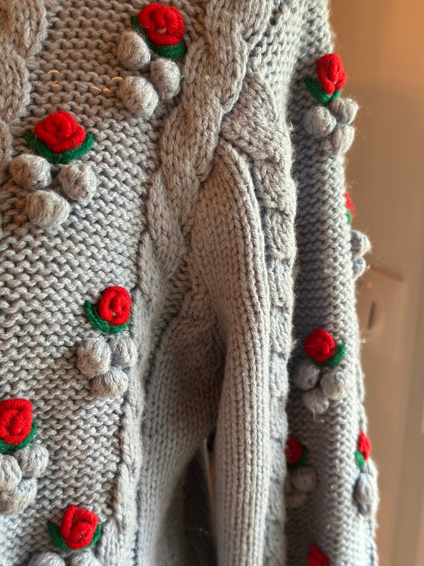 Pull vintage bleu brodé à fleurs (laine) T36