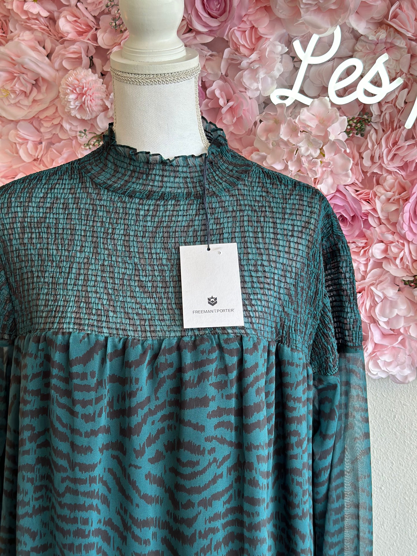 Robe fluide verte et noire à motifs neuve T.42