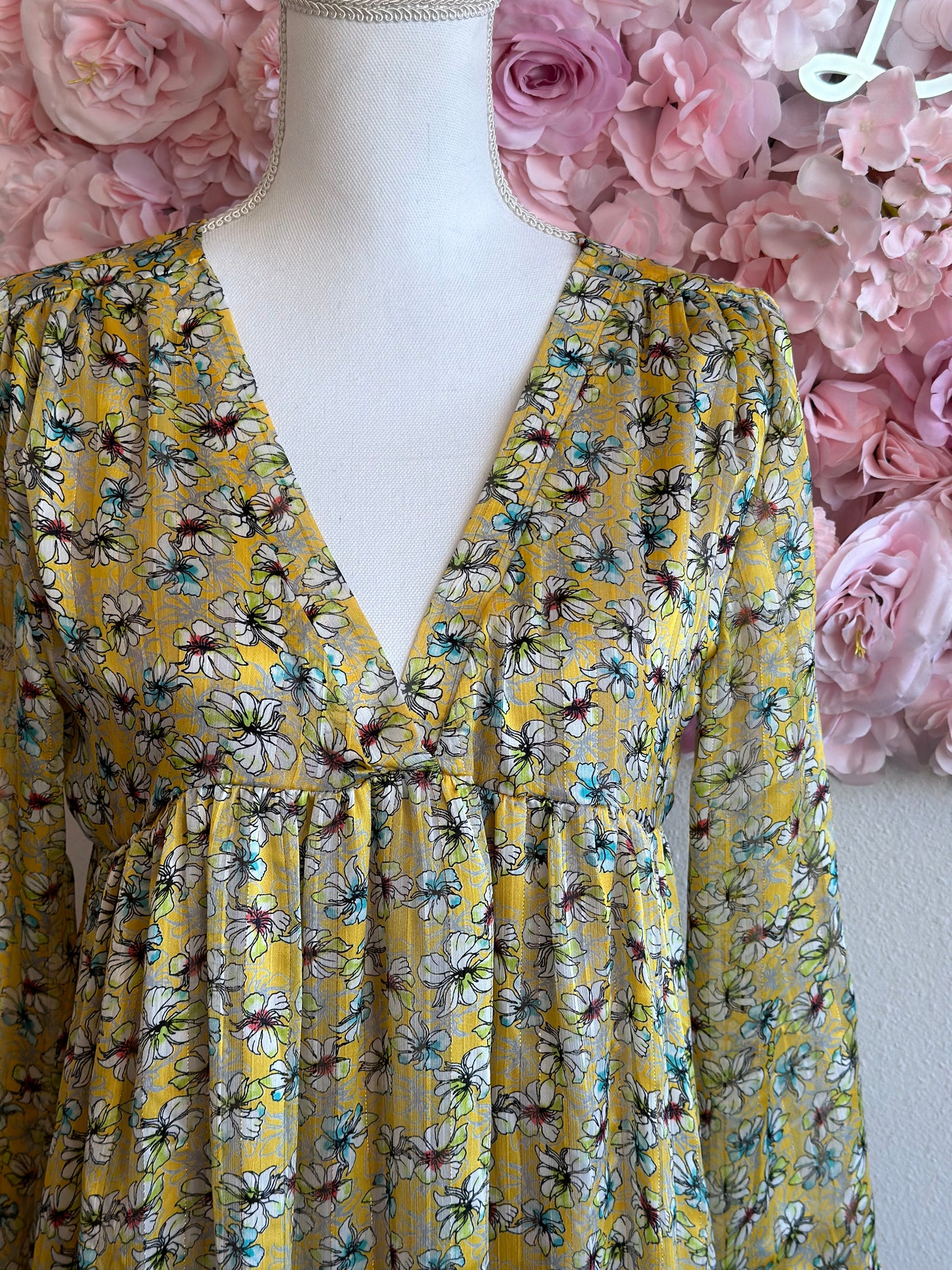 Robe fluide imprimée jaune à motifs fleuris et fil lurex argenté, T.36
