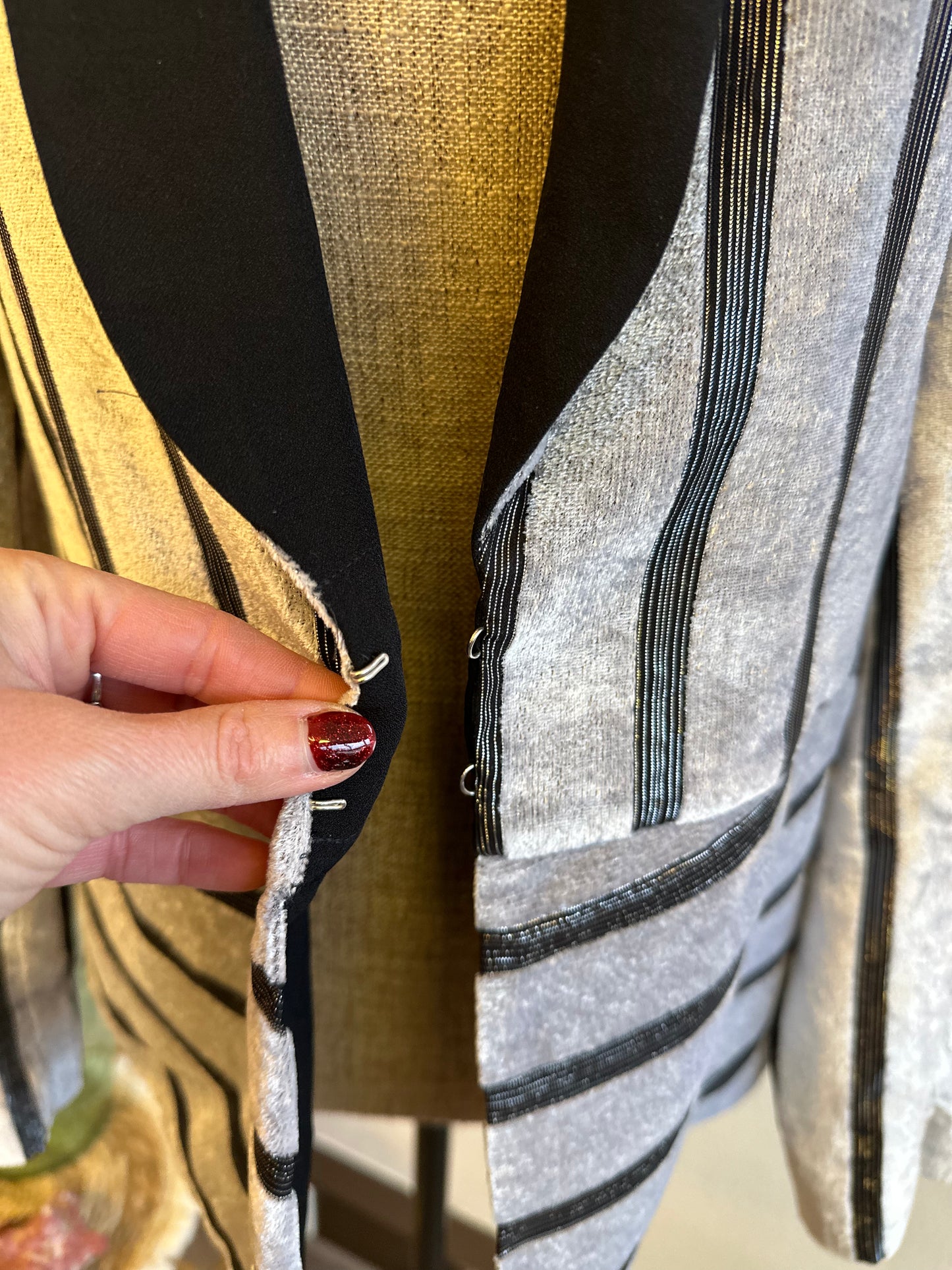 Veste de blazer en velours, rayures noires et grises argentées, T.38