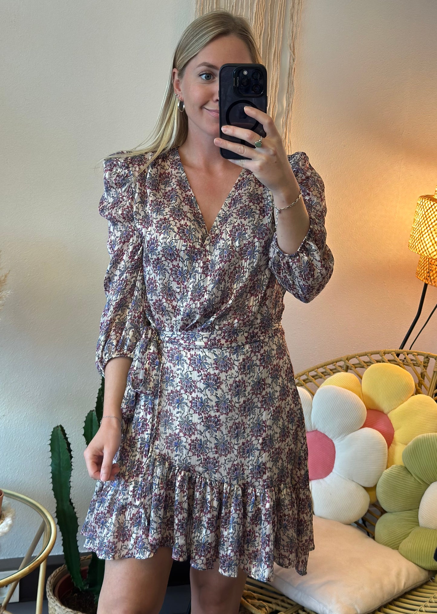 Belle robe coupe portefeuille à motifs fleuris T.36