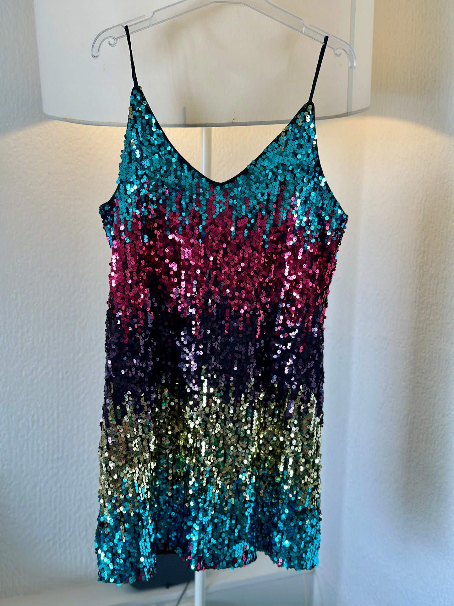 Robe noire à fines bretelles brodée de sequins multicolores T.36/38