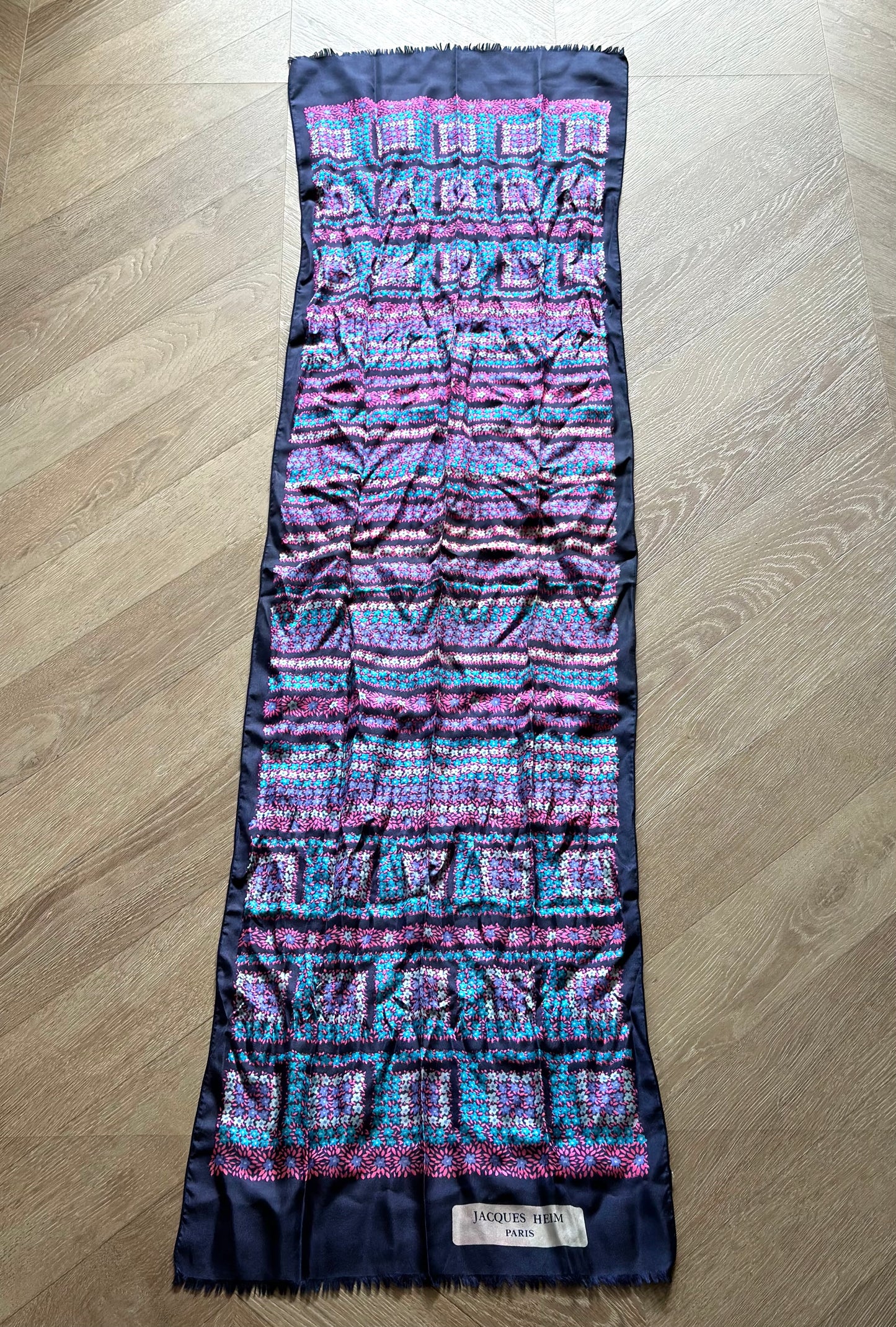 Foulard en soie à motifs fleuris bleu, rose et violet sur fond marine - Vintage Jacques Heim Paris