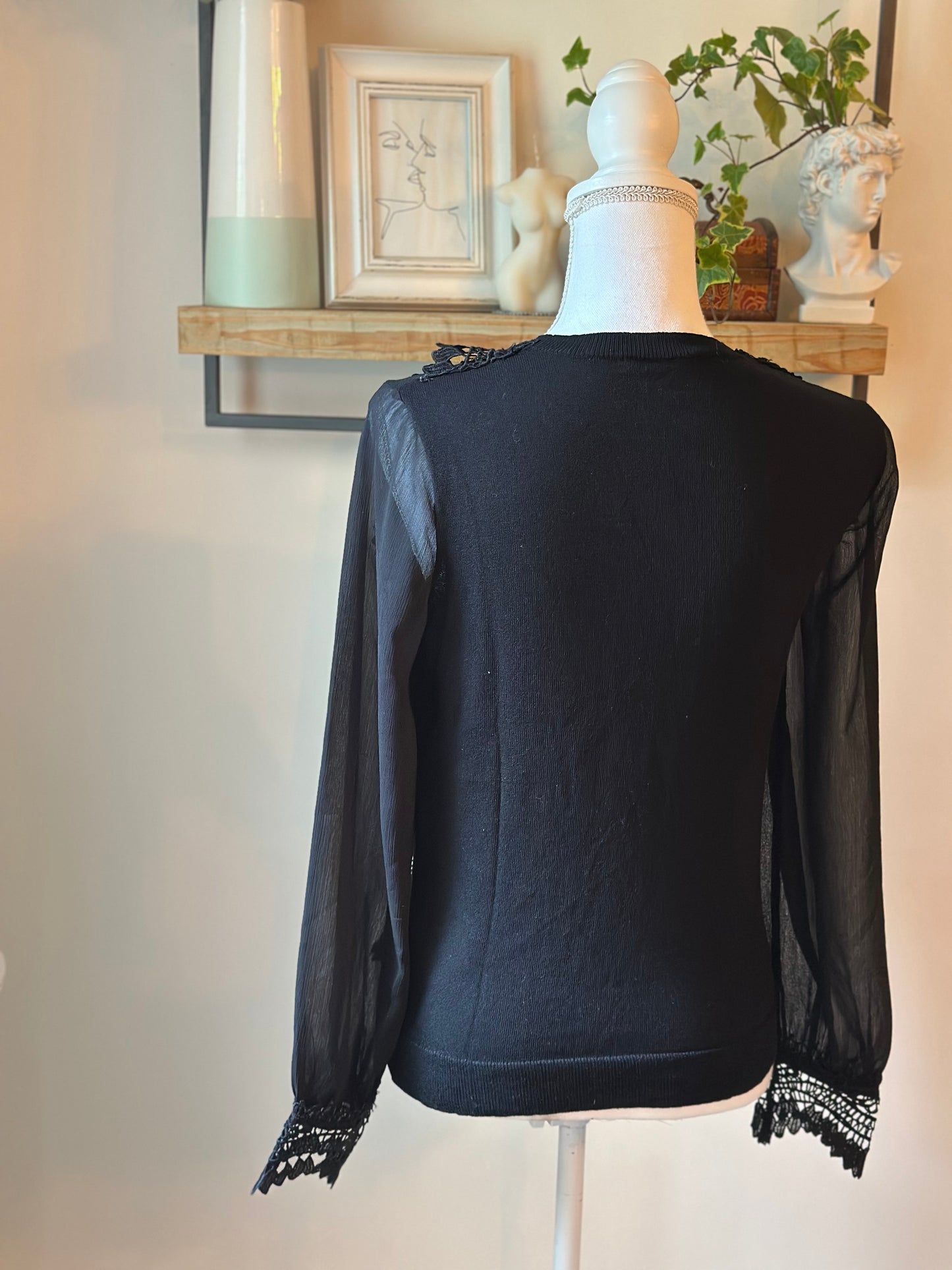 Pull léger noir brodé T.36