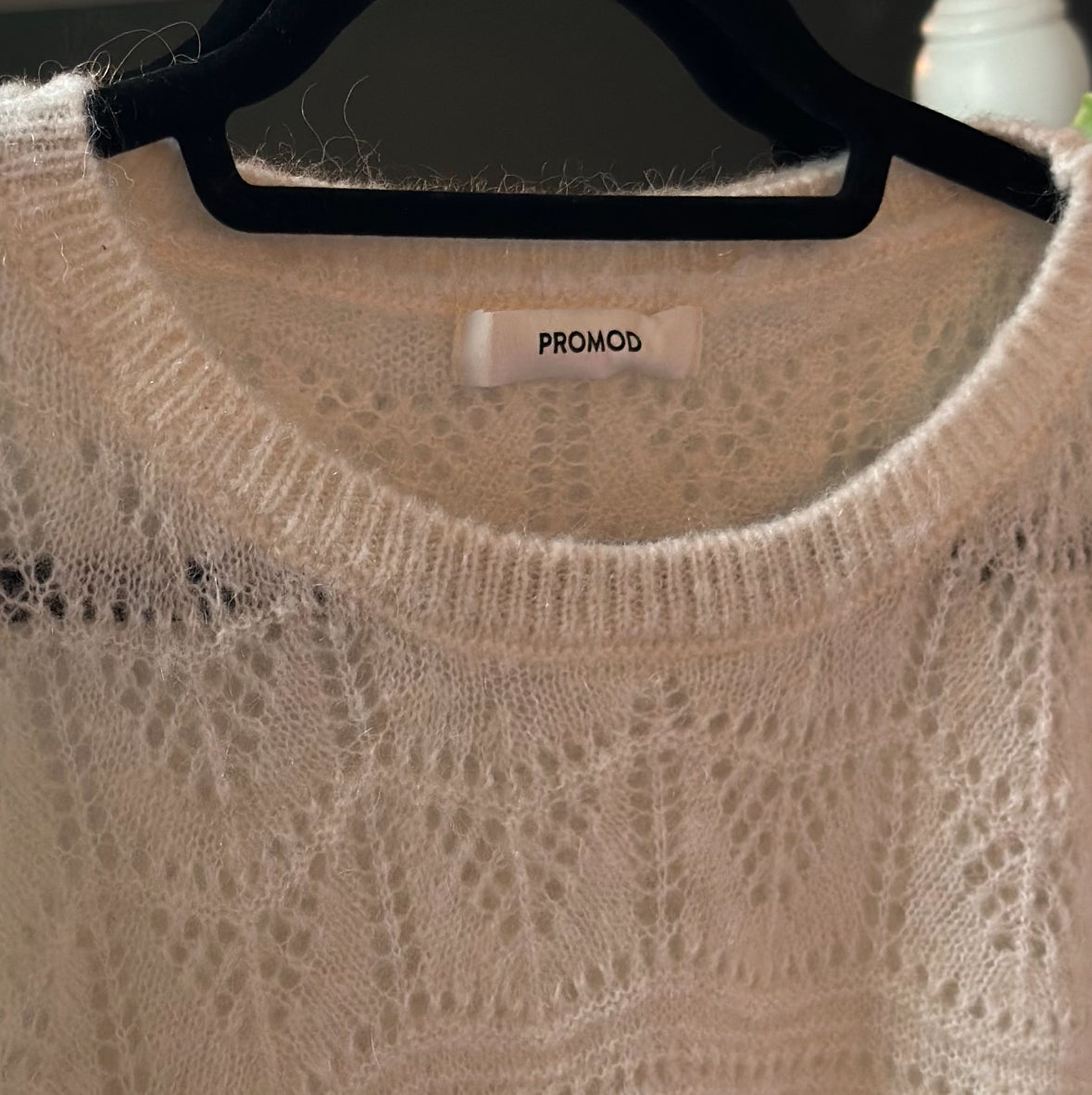 Pull blanc en maille fine ajourée en laine T.42